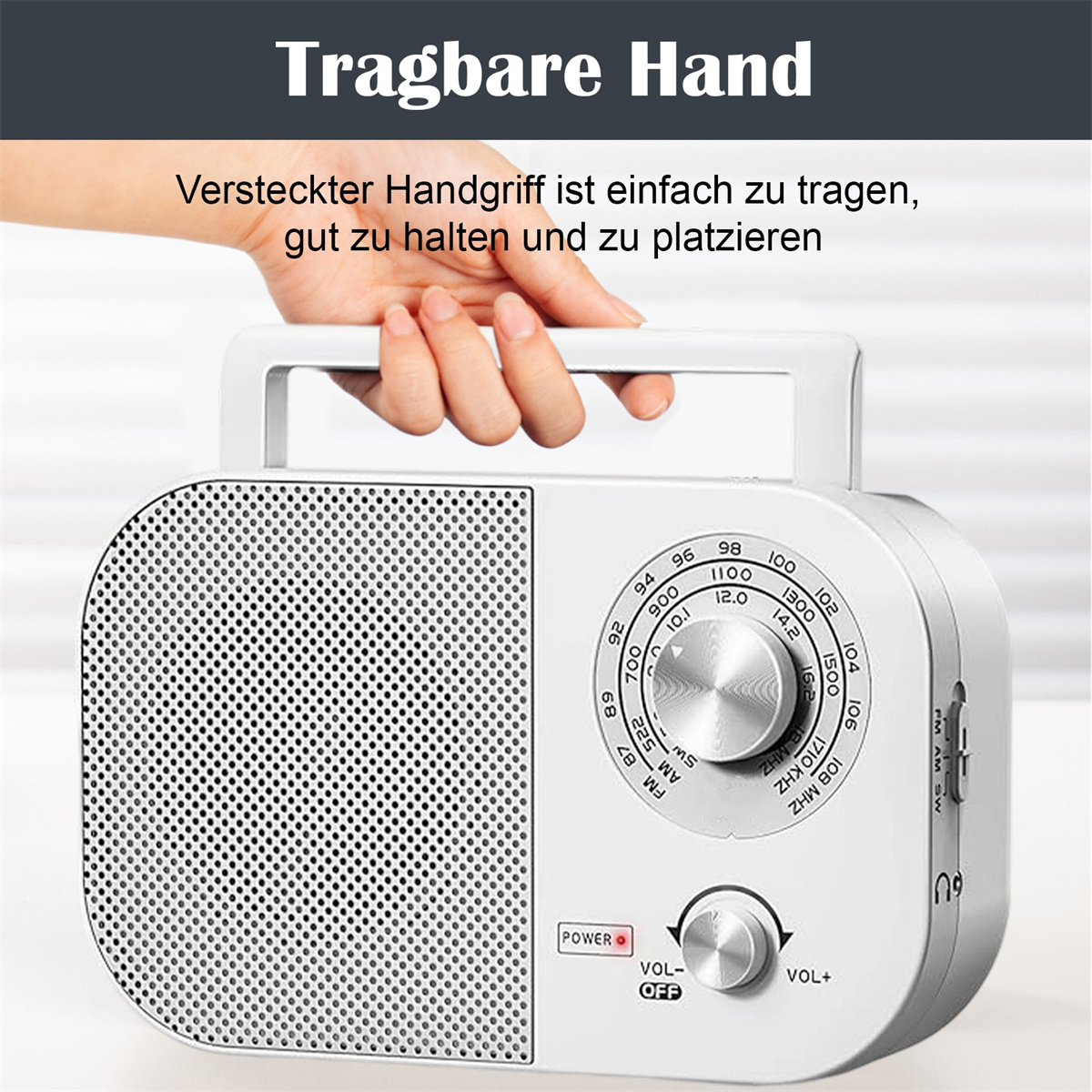 Eine Hand hält ein weißes tragbares Radio mit einem runden Lautsprecher und einem Lautstärkeregler.