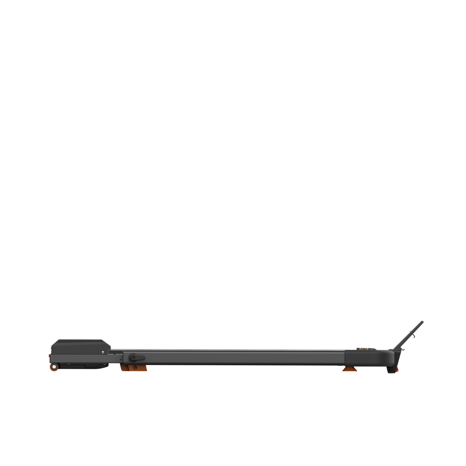 Ein flaches, zusammengeklapptes schwarzes Laufband mit orangefarbenen Akzenten, von der Seite auf weißem Hintergrund.