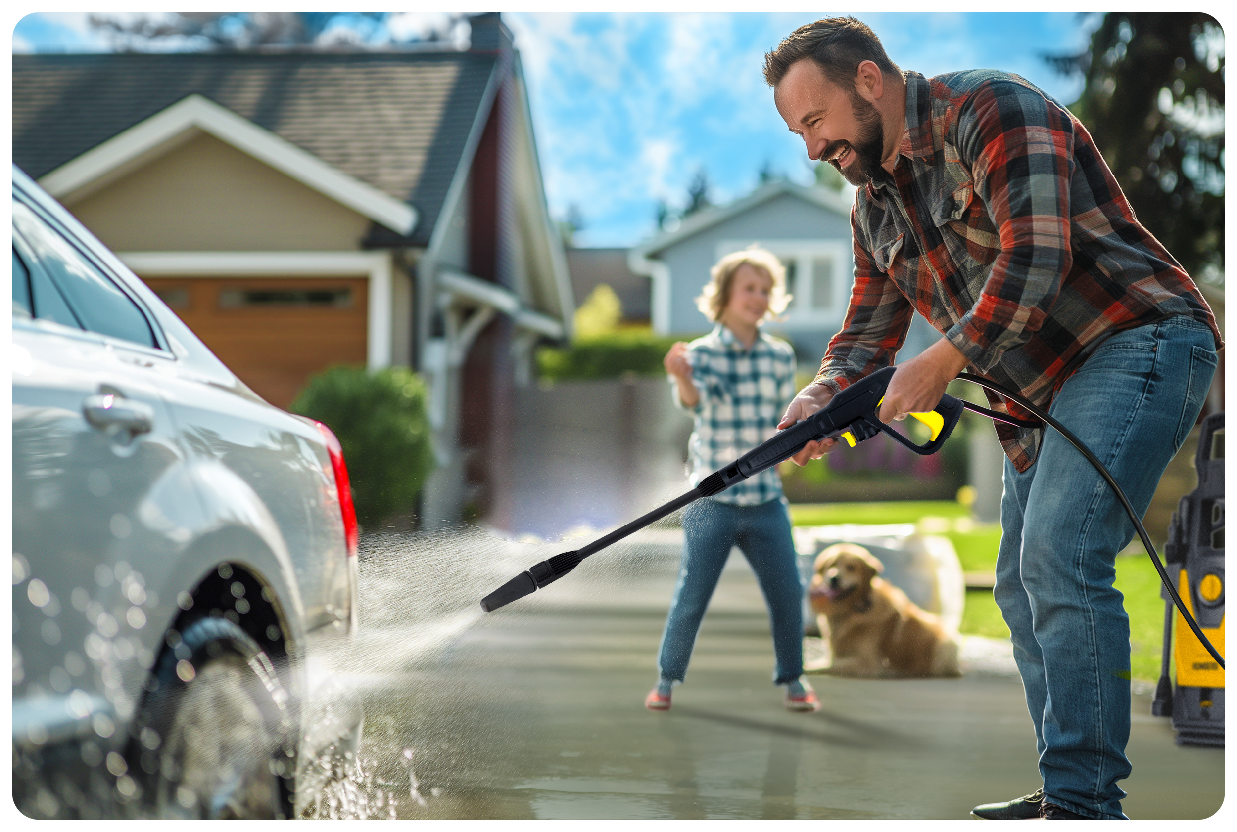 Mężczyzna myje samochód myjką ciśnieniową, w tle dziecko i pies.
