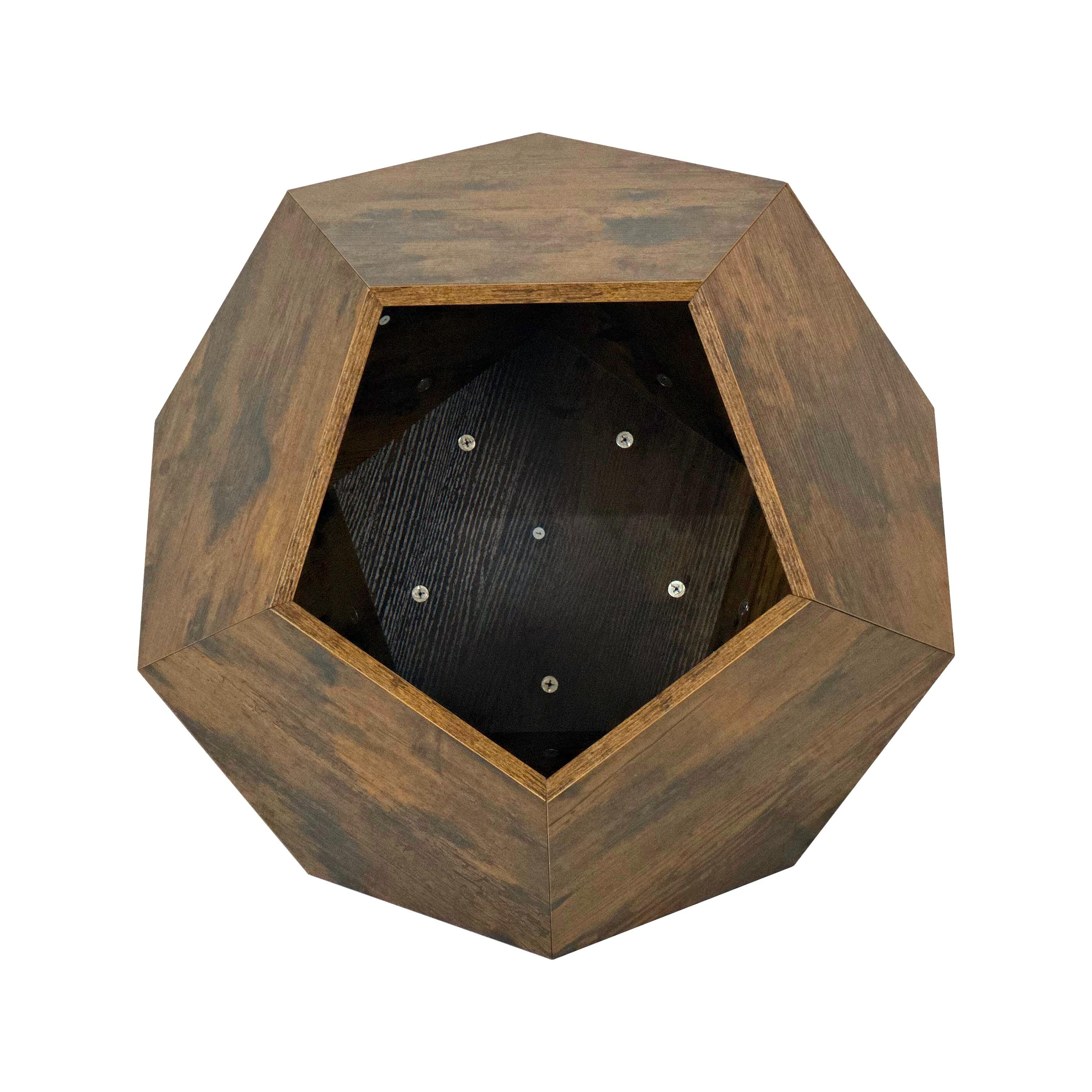 Eine braune, dodekaederförmige Holzkiste mit offener Oberseite, die ihr dunkles Inneres mit sichtbaren Schrauben zeigt.