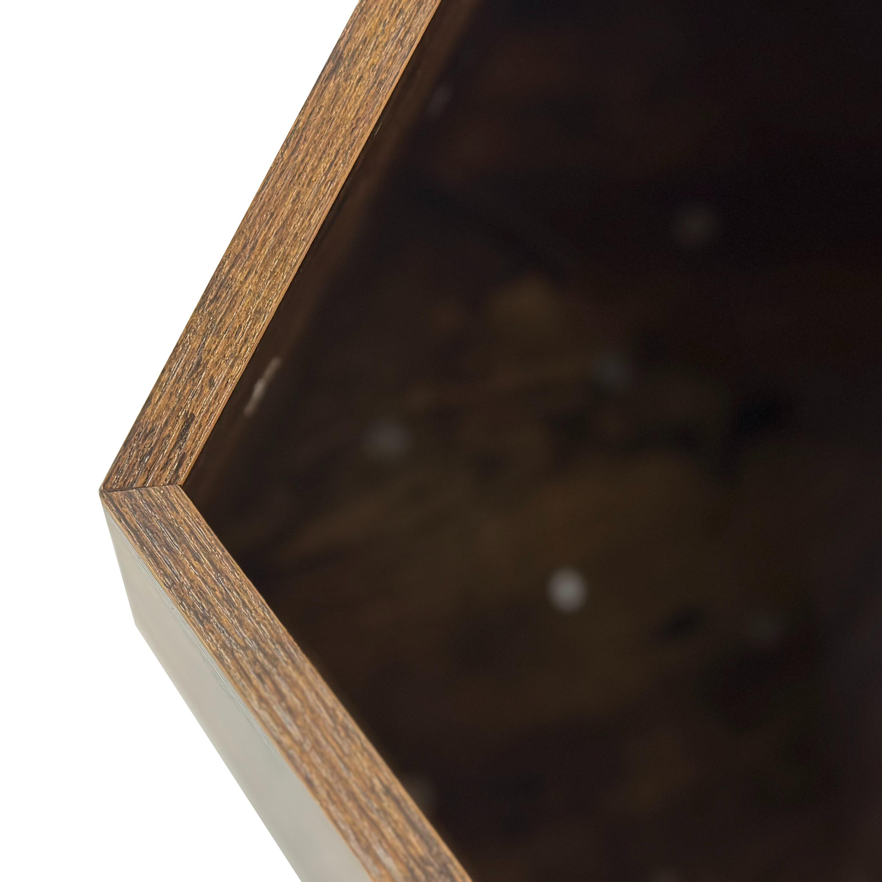 Eine Nahaufnahme der Innenecke einer braunen Holzkiste, die das dunkle Innere und die Schraubenlöcher zeigt.
