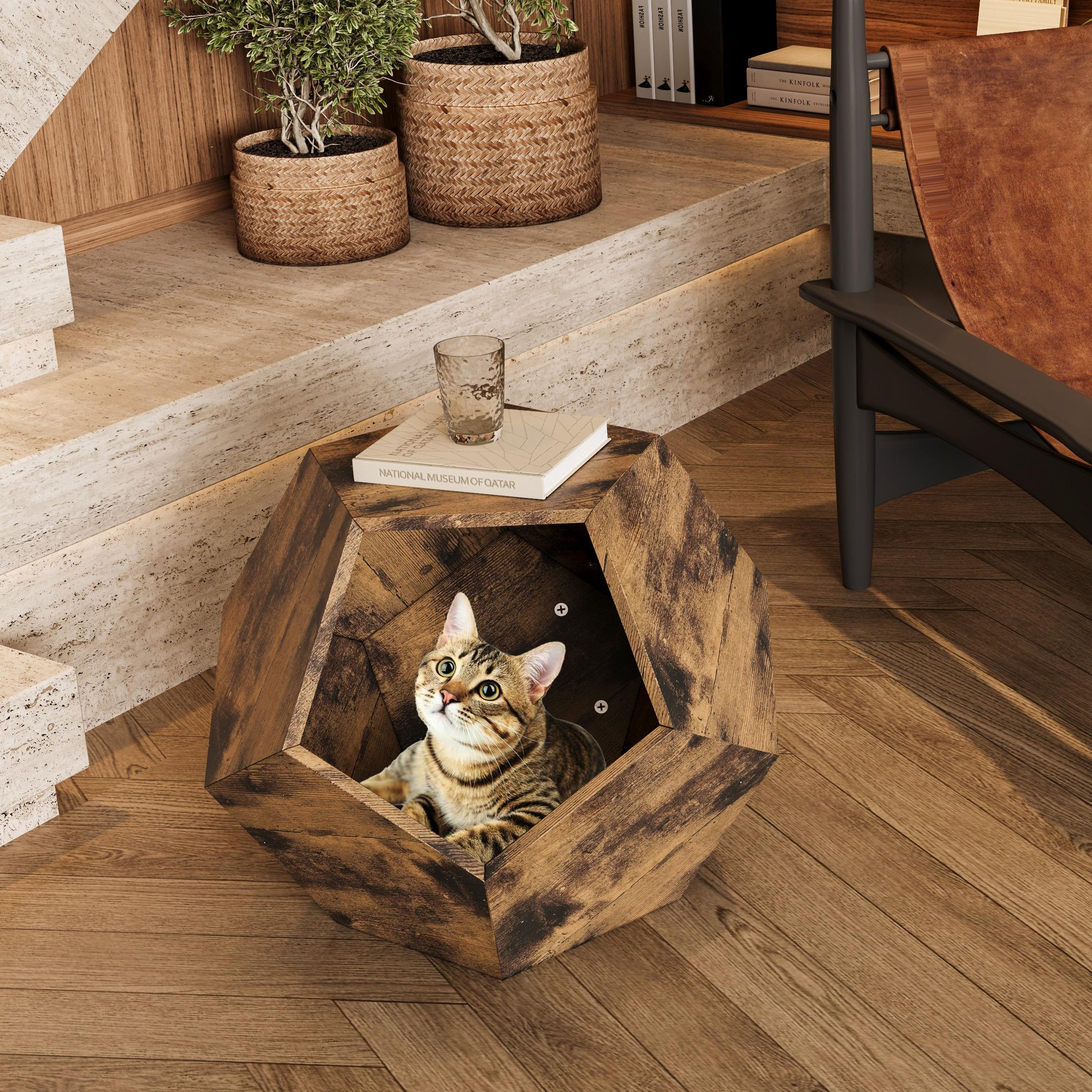 Eine Katze ruht in einer braunen, dodekaederförmigen Holzkiste auf einem Hartholzboden in einem gut beleuchteten Raum.
