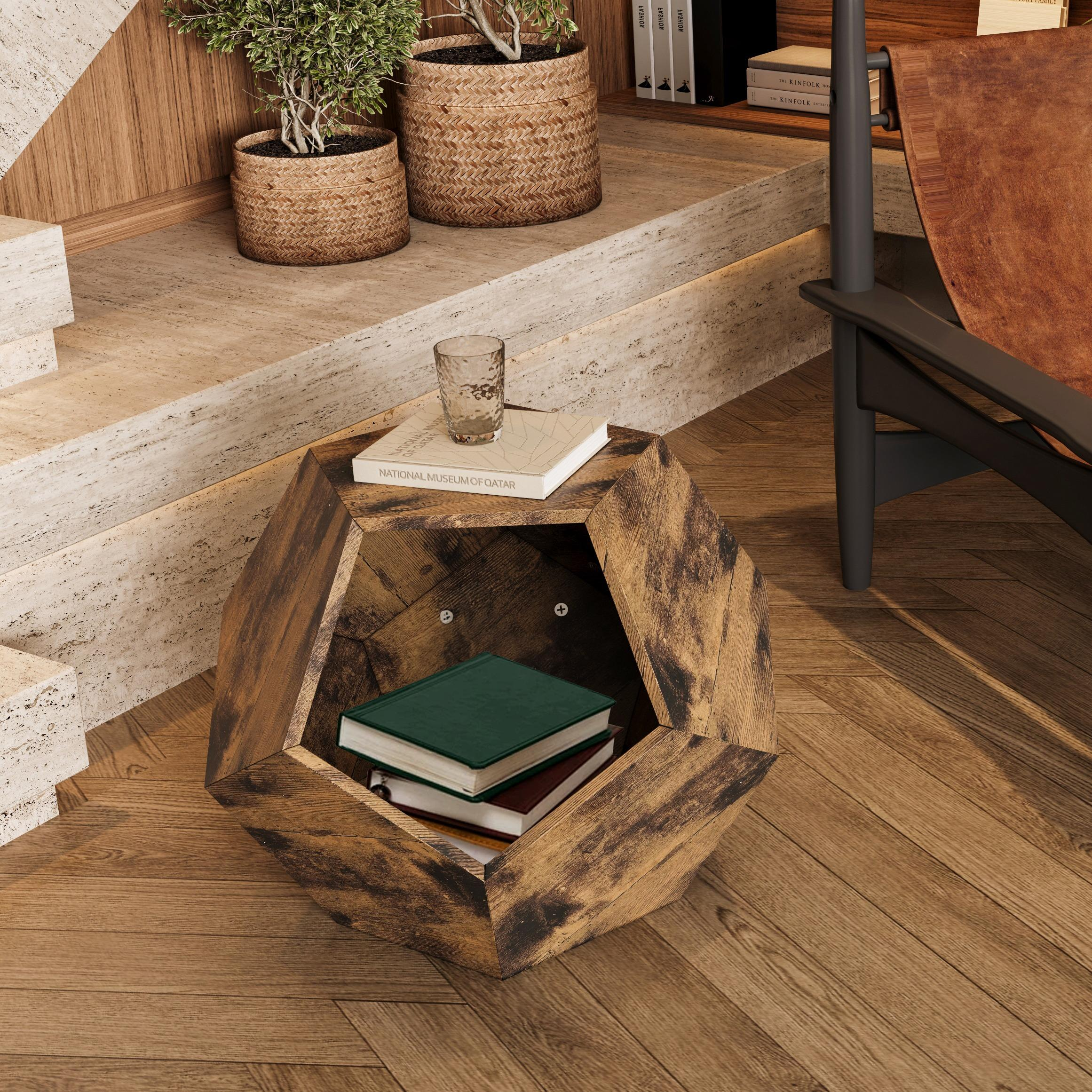 Ein hölzerner Beistelltisch mit Büchern und einem Glas steht auf einem Holzboden in der Nähe von Topfpflanzen und einem Stuhl.