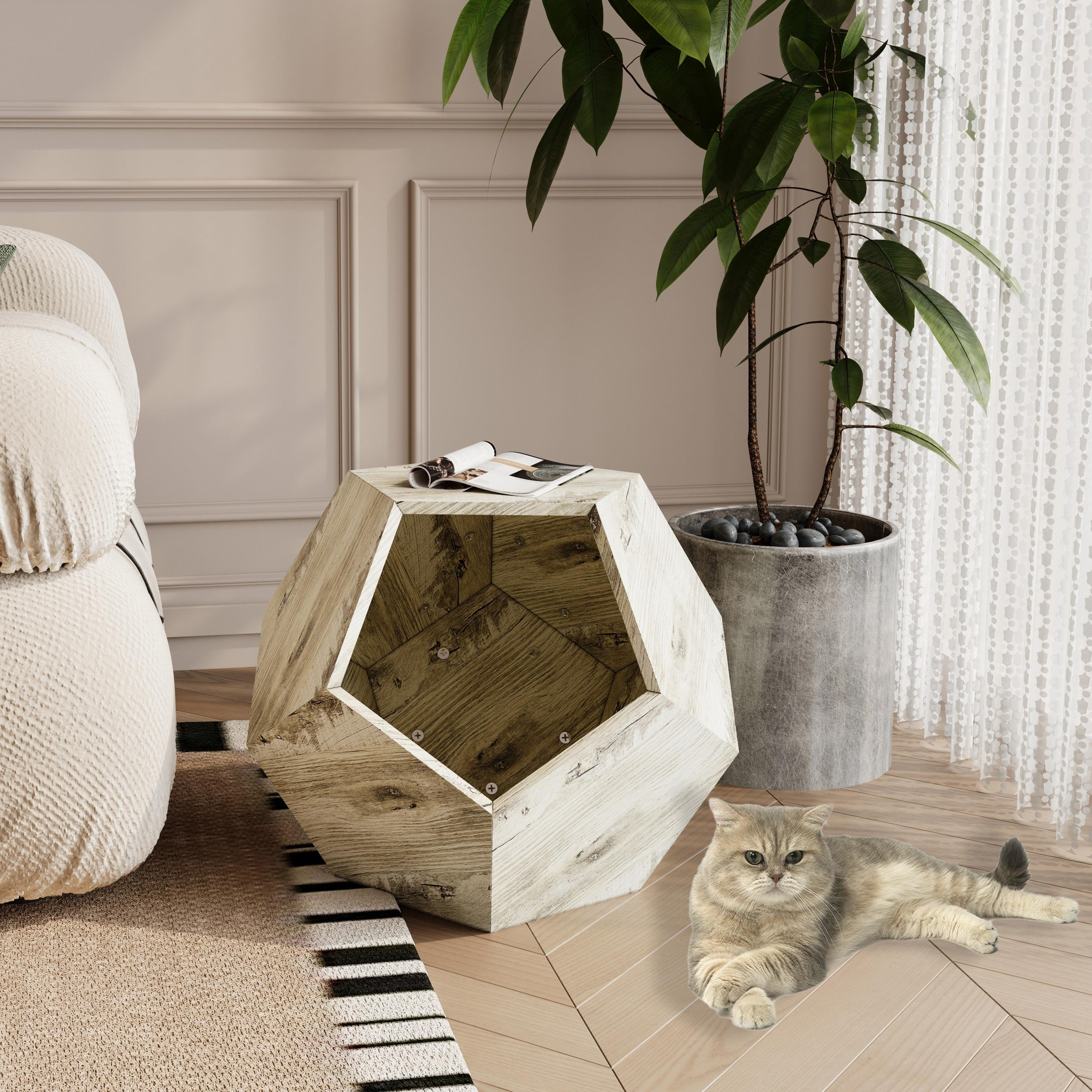 Eine Katze liegt auf einem Holzboden neben einem geometrischen Tisch voller Bücher und einer Topfpflanze in einem Wohnzimmer.