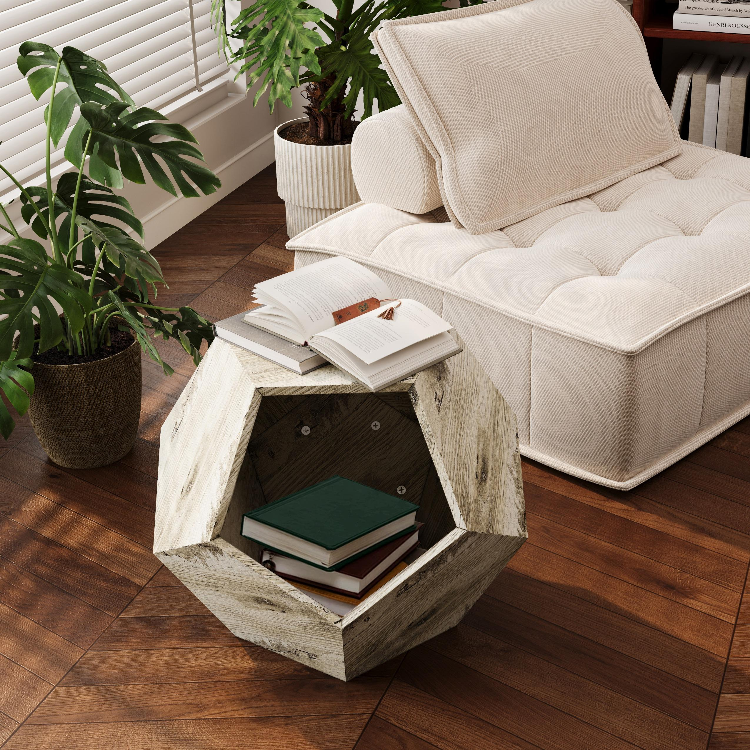 Geometrischer Holztisch voller Bücher, neben einem Stuhl und Pflanzen. Bücher auf der Tischplatte.