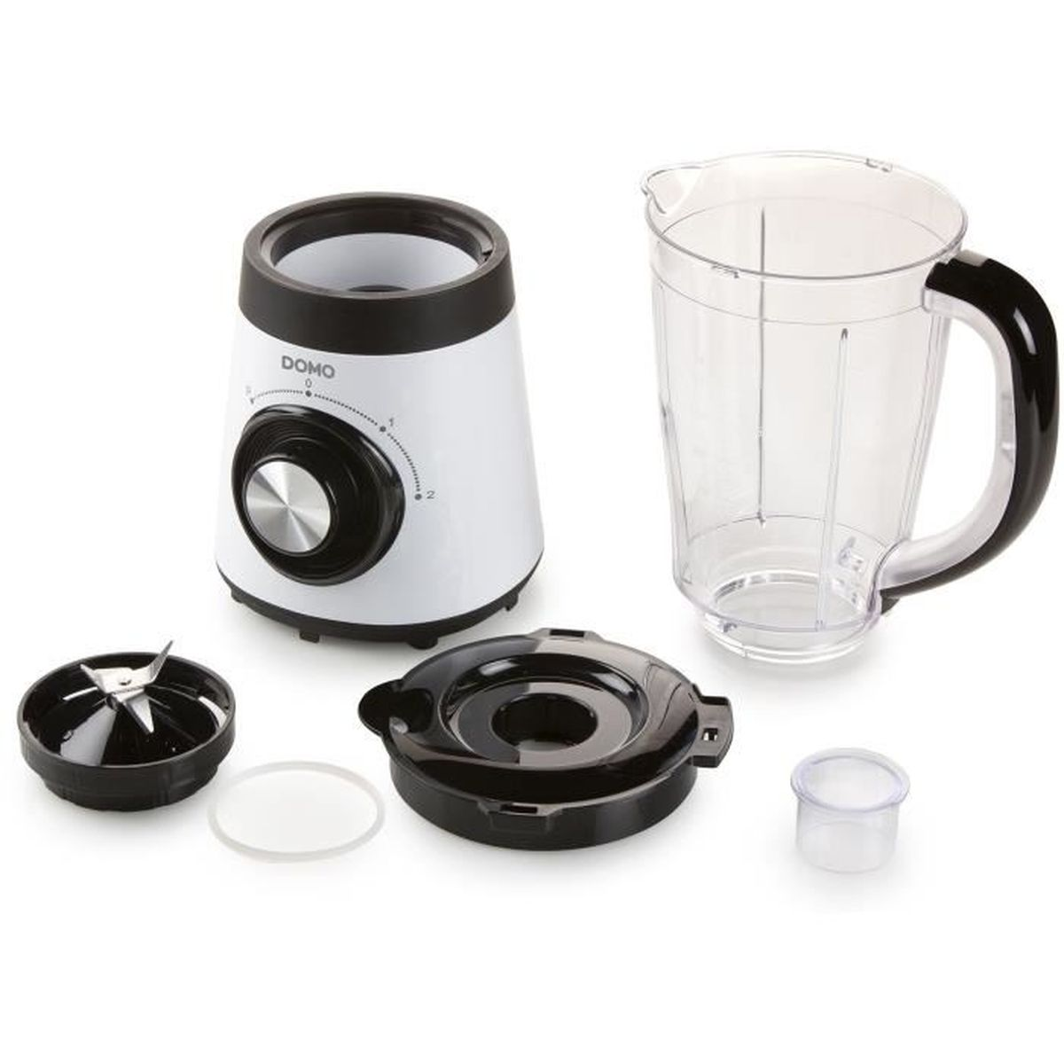 Un frullatore bianco e nero con una caraffa trasparente e vari accessori su una superficie bianca.