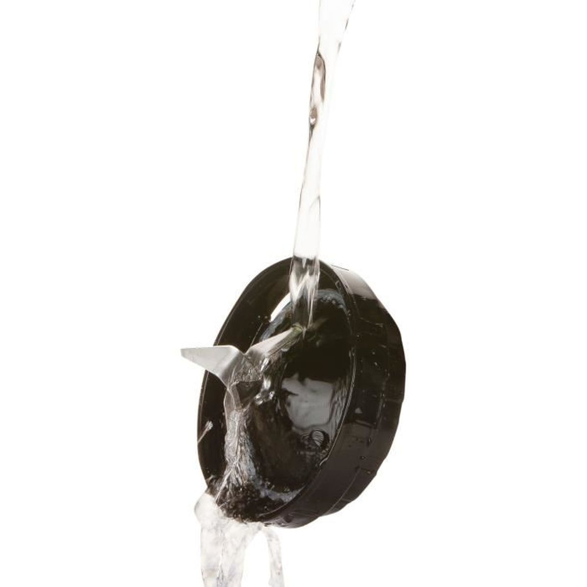 Un accessorio lama per frullatore nero con acqua che vi scorre sopra su uno sfondo bianco.