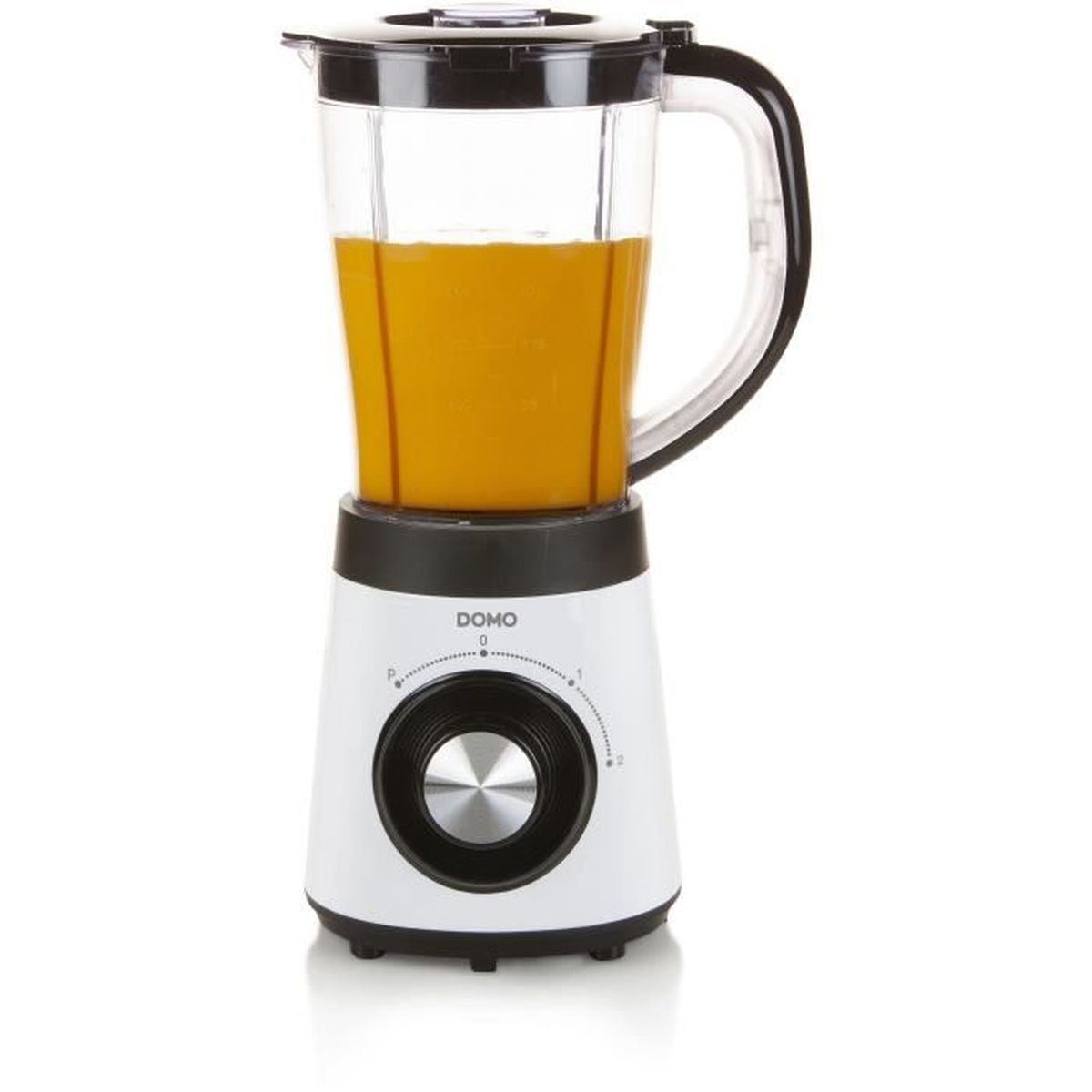 Un frullatore Domo bianco con una caraffa trasparente riempita di liquido arancione, appoggiato su una superficie bianca.