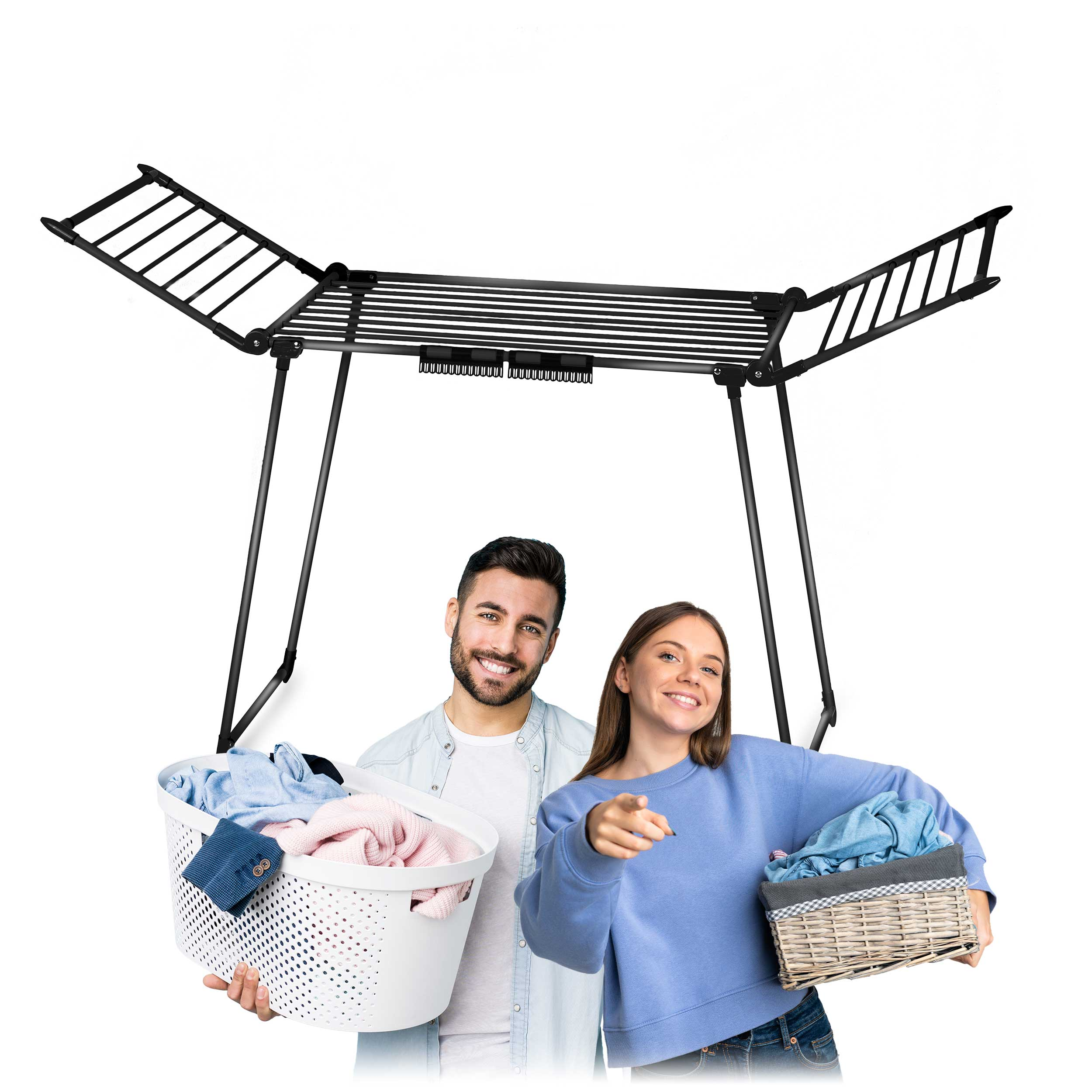 Dwie uśmiechnięte osoby trzymają kosze na pranie pod czarną suszarką na białym tle.