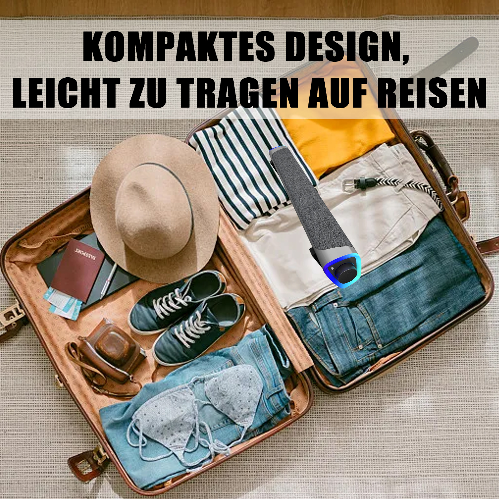 Ein Koffer ist gefüllt mit Kleidung, Schuhen, einem Hut und einer grauen Soundbar mit blauen Akzenten.