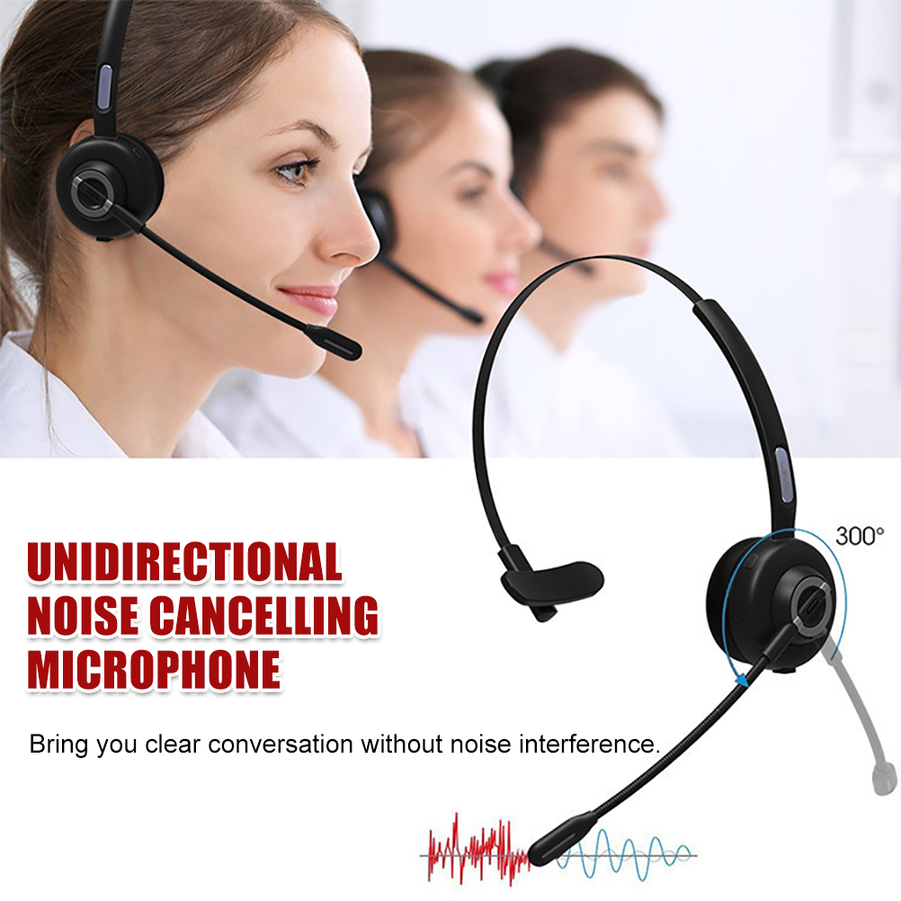 Eine Frau, die ein schwarzes Headset mit Mikrofon trägt, mit Text über das Mikrofon.