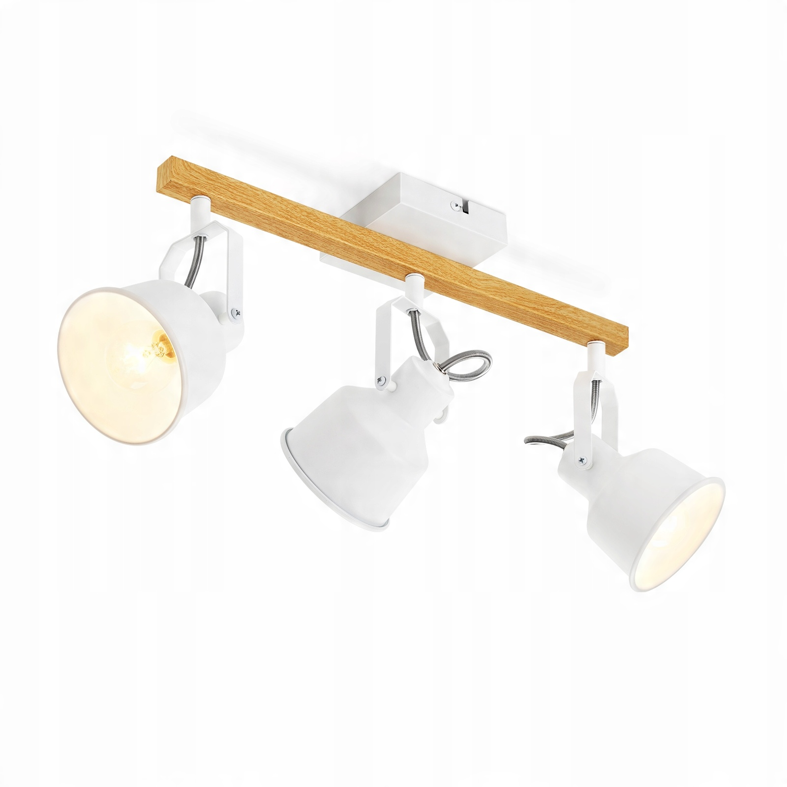Una plafoniera con tre faretti bianchi fissati a una trave di legno, isolata su bianco.