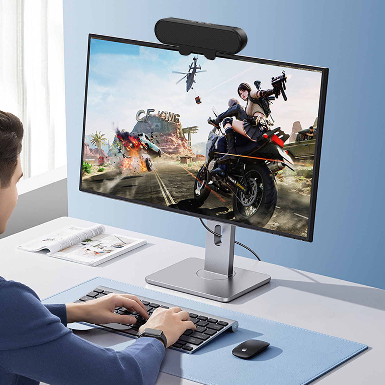 Eine Person benutzt einen Computer, an dessen Monitoroberkante eine Webcam befestigt ist.
