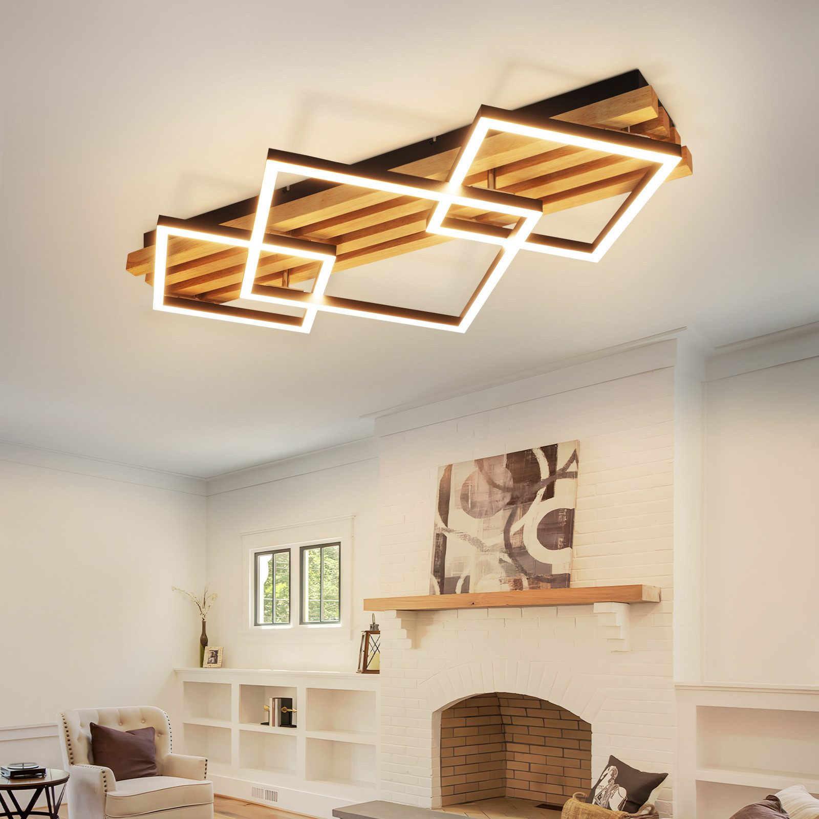 Soggiorno con una plafoniera geometrica in legno con un finto camino e mobili bianchi.