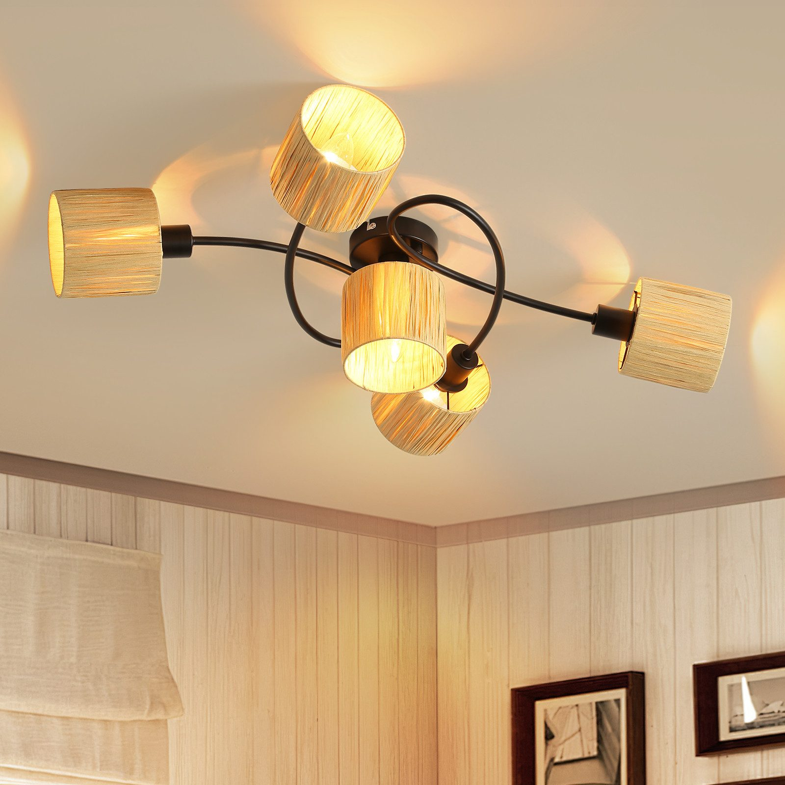Una lampada da soffitto con quattro lampade è visualizzata su un soffitto bianco.