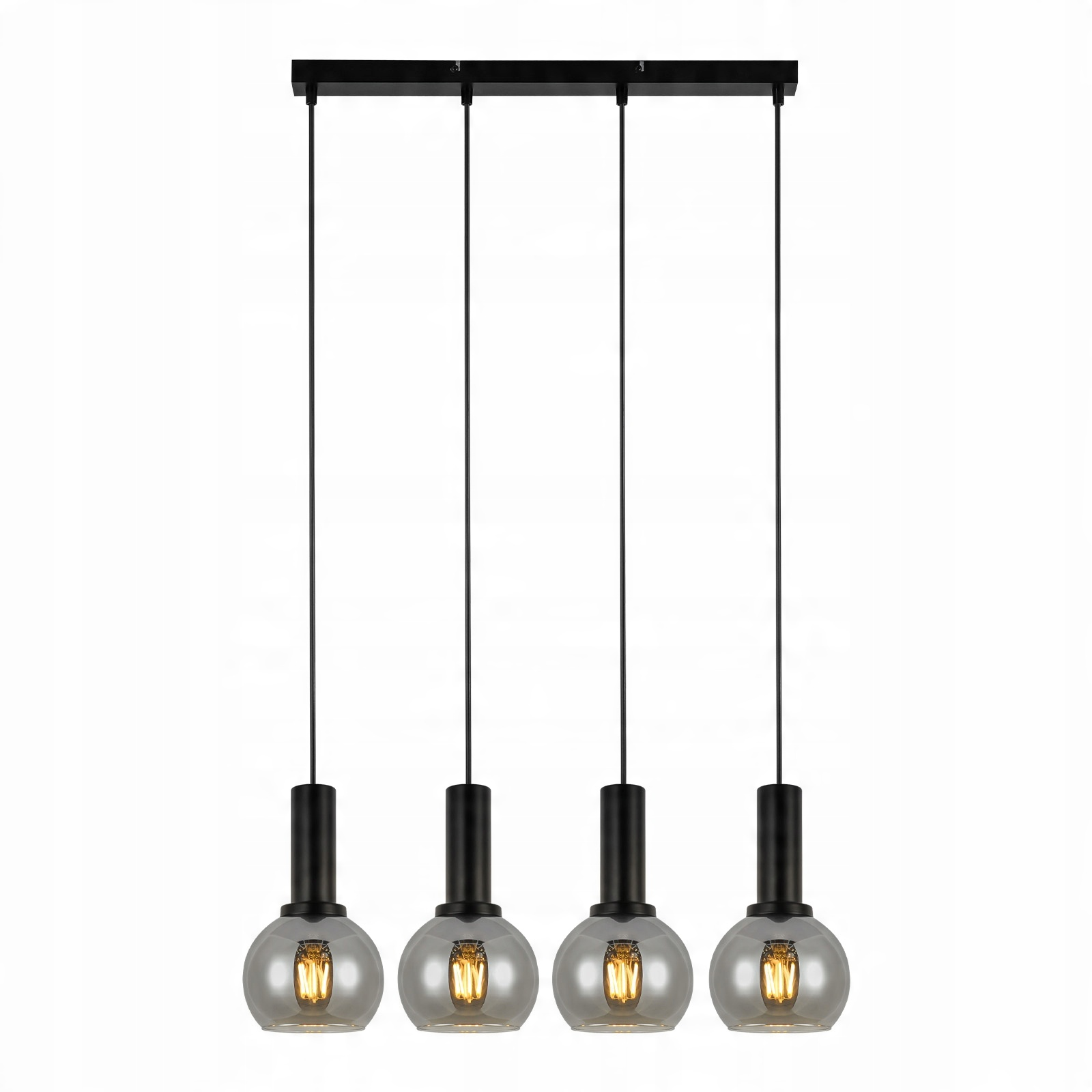 Quattro lampade a sospensione con paralumi in vetro trasparente pendono da una barra nera su uno sfondo bianco.