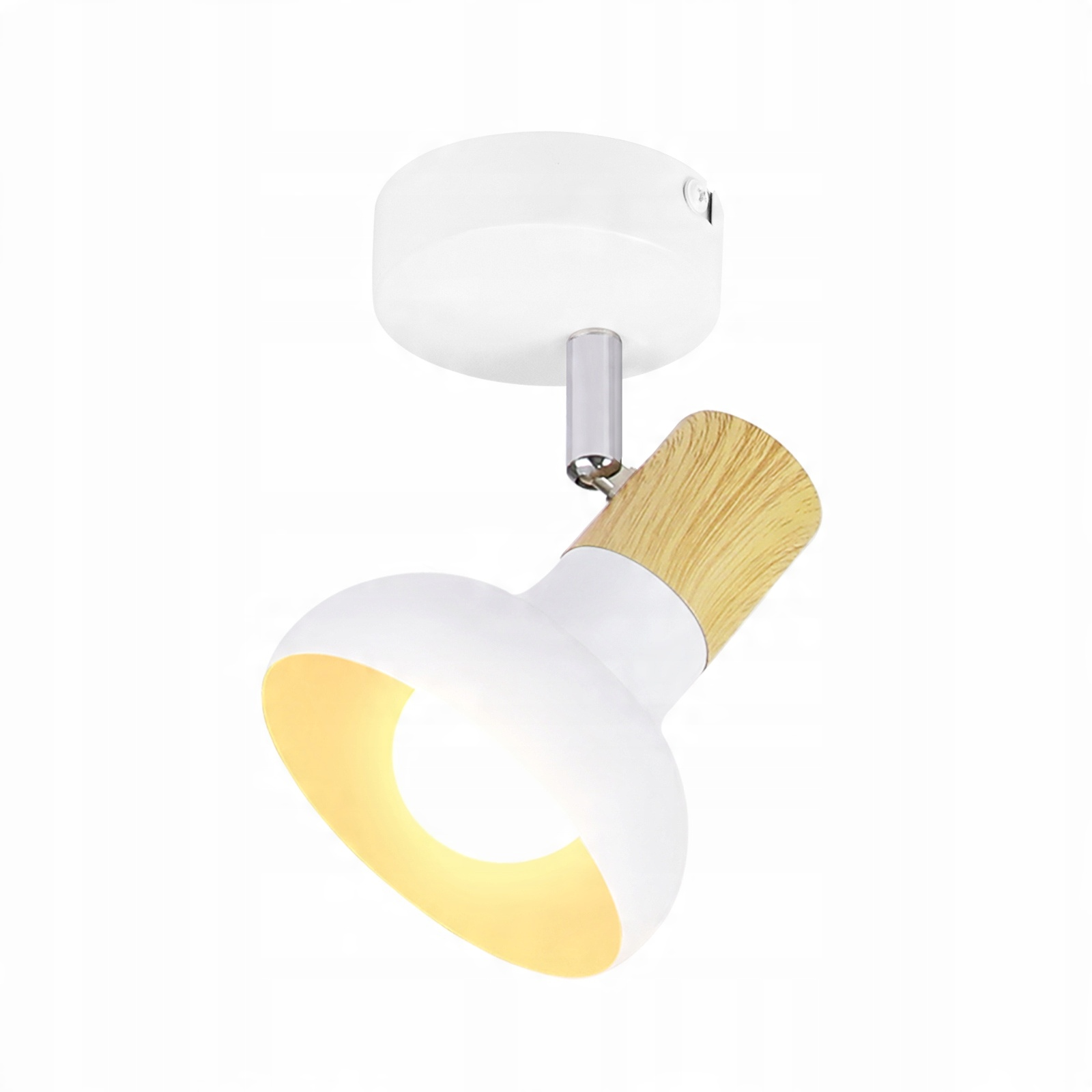 Un faretto bianco con un accento in legno, angolato verso il basso, che emette una luce calda.