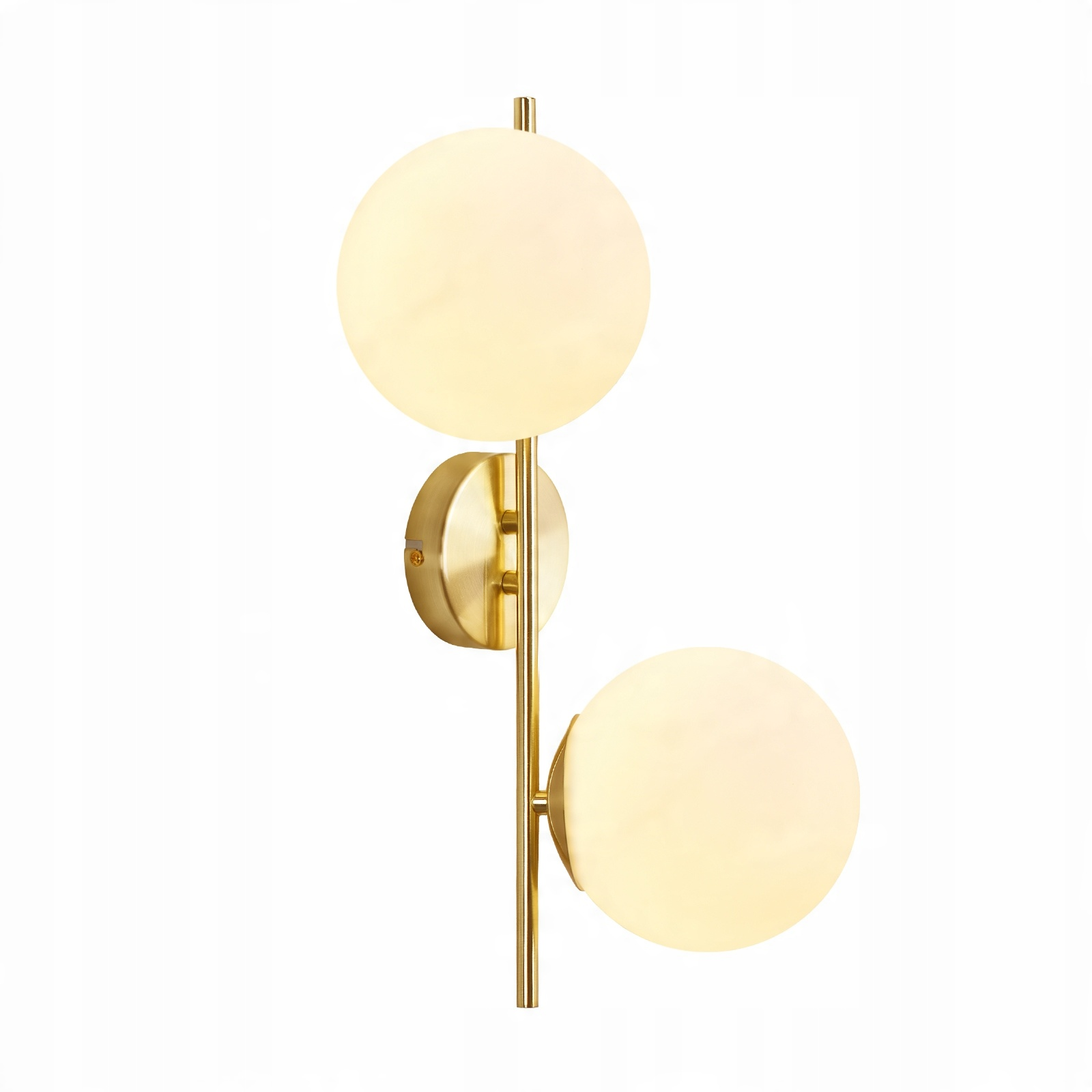 Una lampada da parete dorata con due lampade sferiche bianche su uno sfondo bianco.