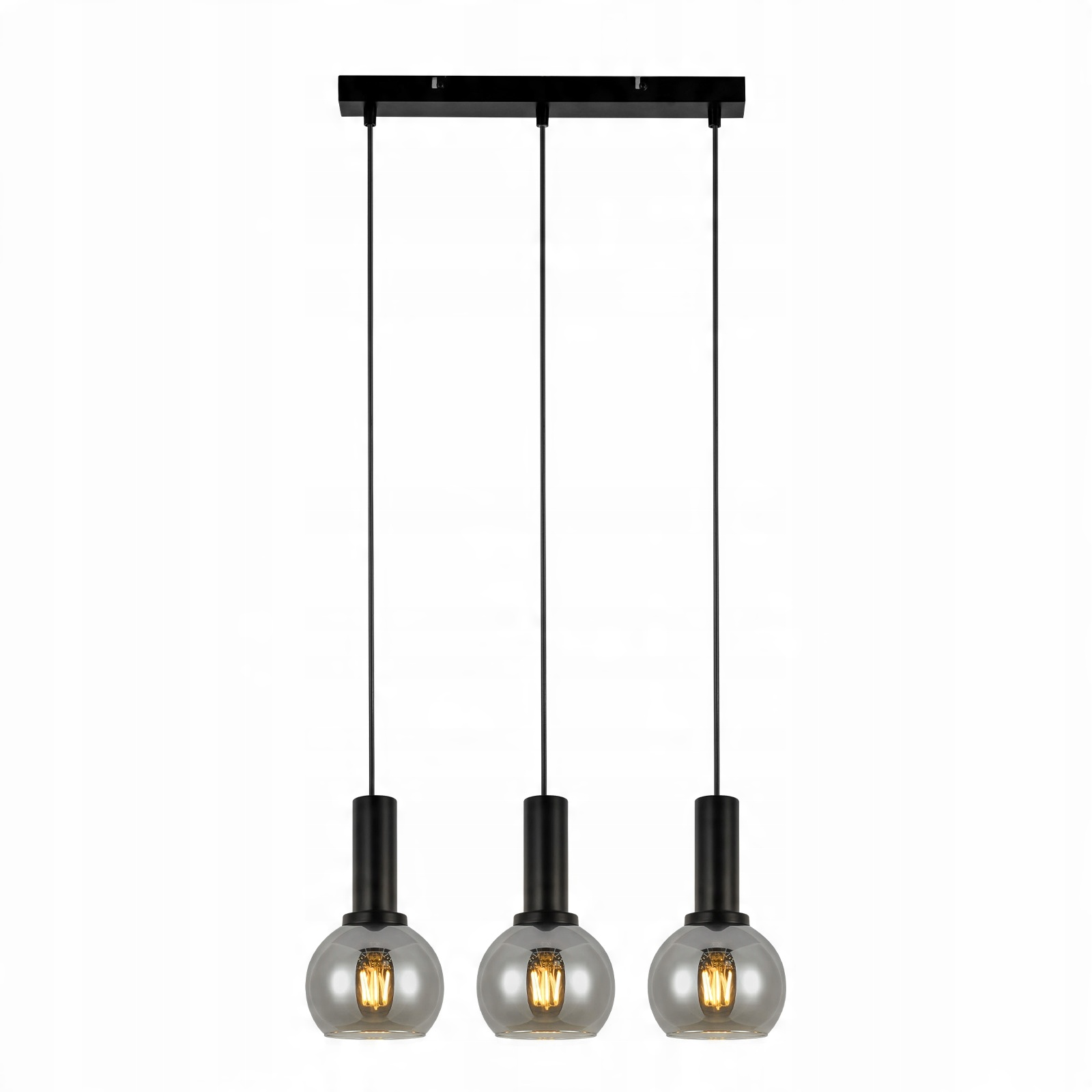 Tre lampade a sospensione con paralumi in vetro fumé e lampadine a filamento visibile su uno sfondo bianco semplice.