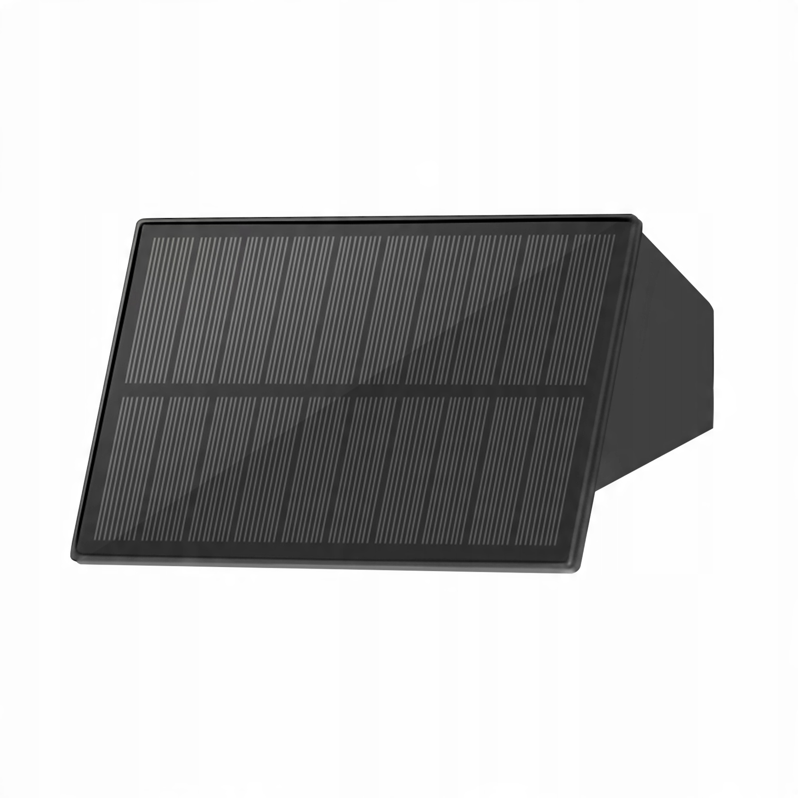 Czarny panel słoneczny jest ustawiony pod kątem na białym tle.