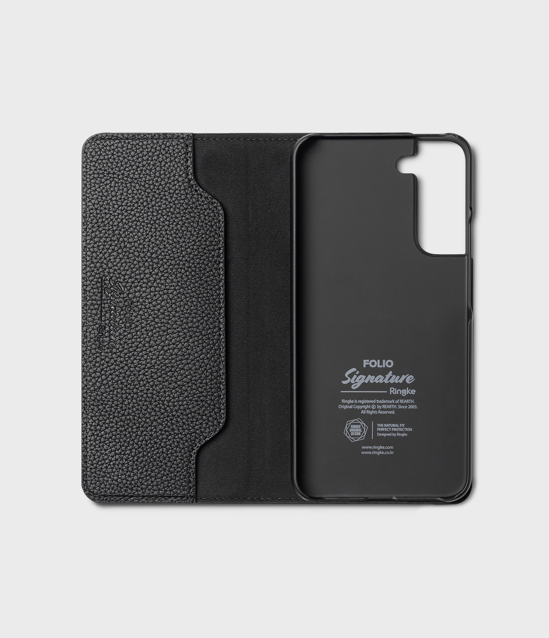 Czarne skórzane etui folio i pasujące etui na telefon są wyświetlane na białym tle.