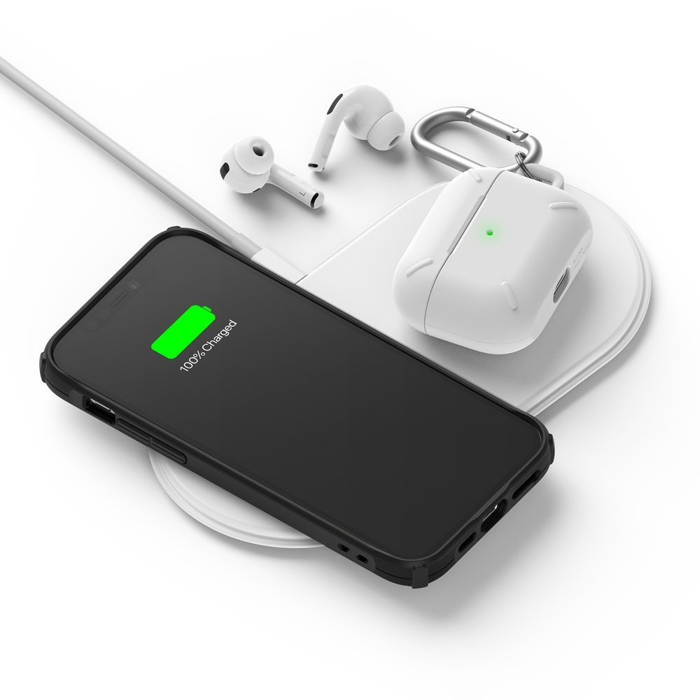 Czarny smartfon ładuje się bezprzewodowo z akcesoriami: słuchawkami i etui ładującym. Naładowany w 100%.