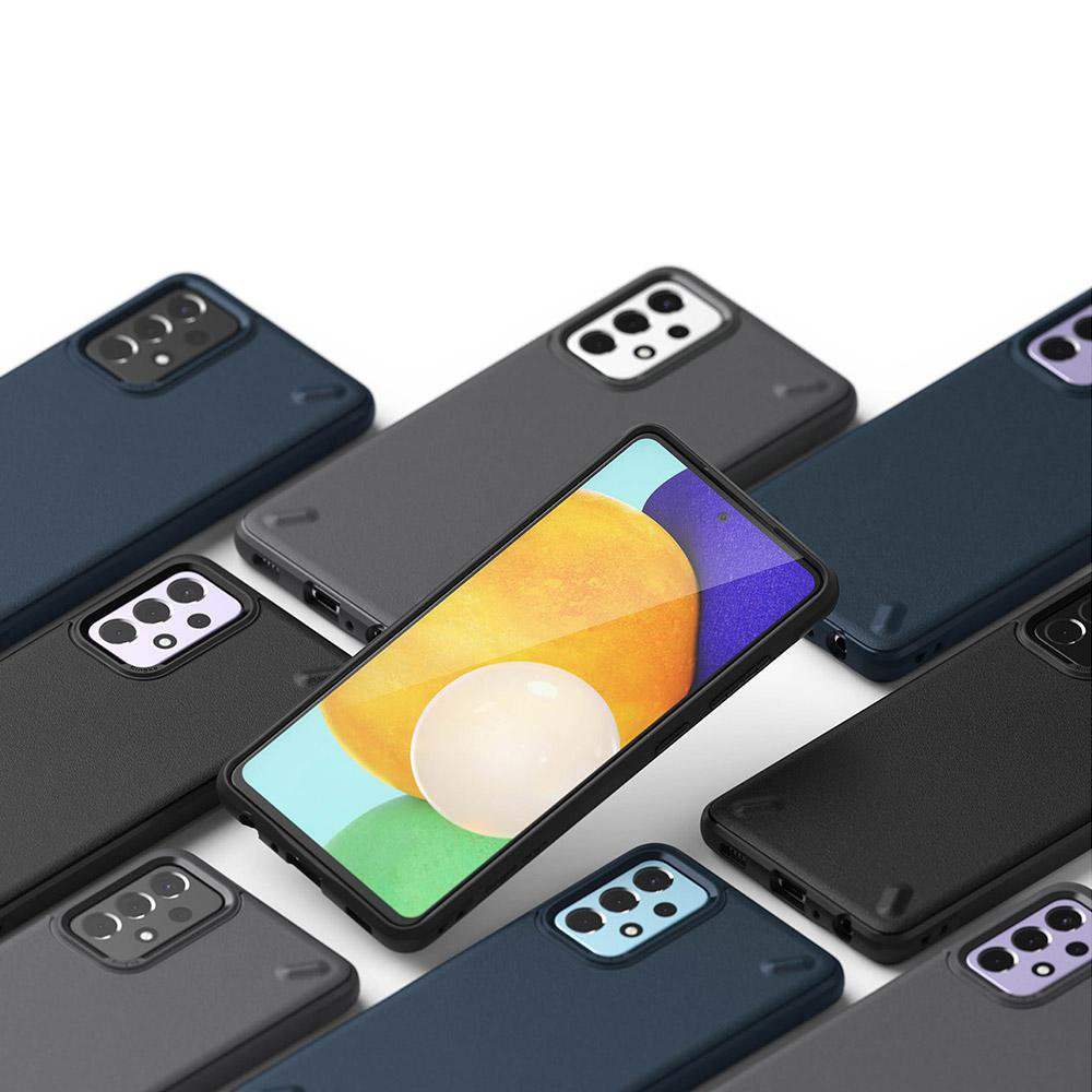 Wiele telefonów w ciemnych obudowach jest ułożonych w taki sposób, aby wyświetlać funkcje aparatu i projekty.