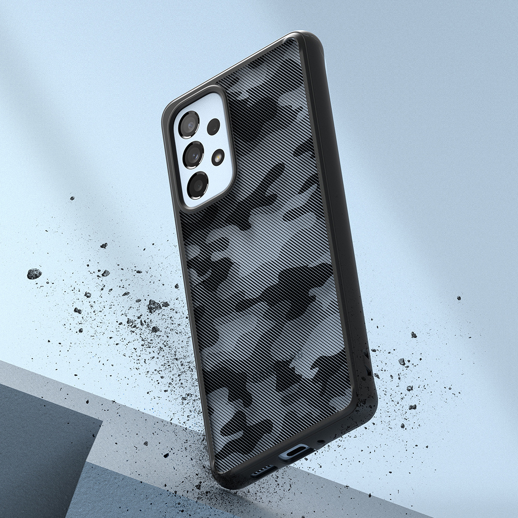 Czarne etui na telefon z wzorem kamuflażu jest pokazane na niebieskim tle z spadającymi szczątkami.