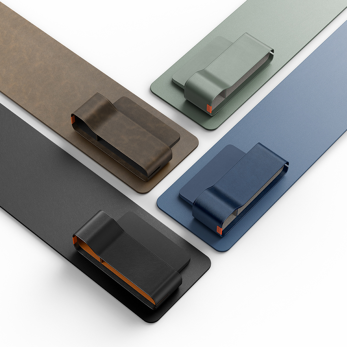 Cztery kolorowe skórzane organizery na biurko są ułożone po przekątnej na białej powierzchni, prezentując różne opcje kolorystyczne.