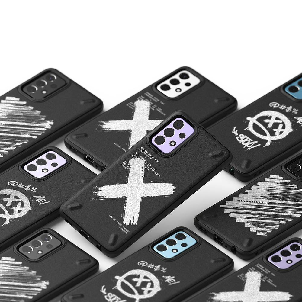 Dziewięć czarnych etui na telefon z graffiti. Każde etui ma inny biały wzór z tyłu.