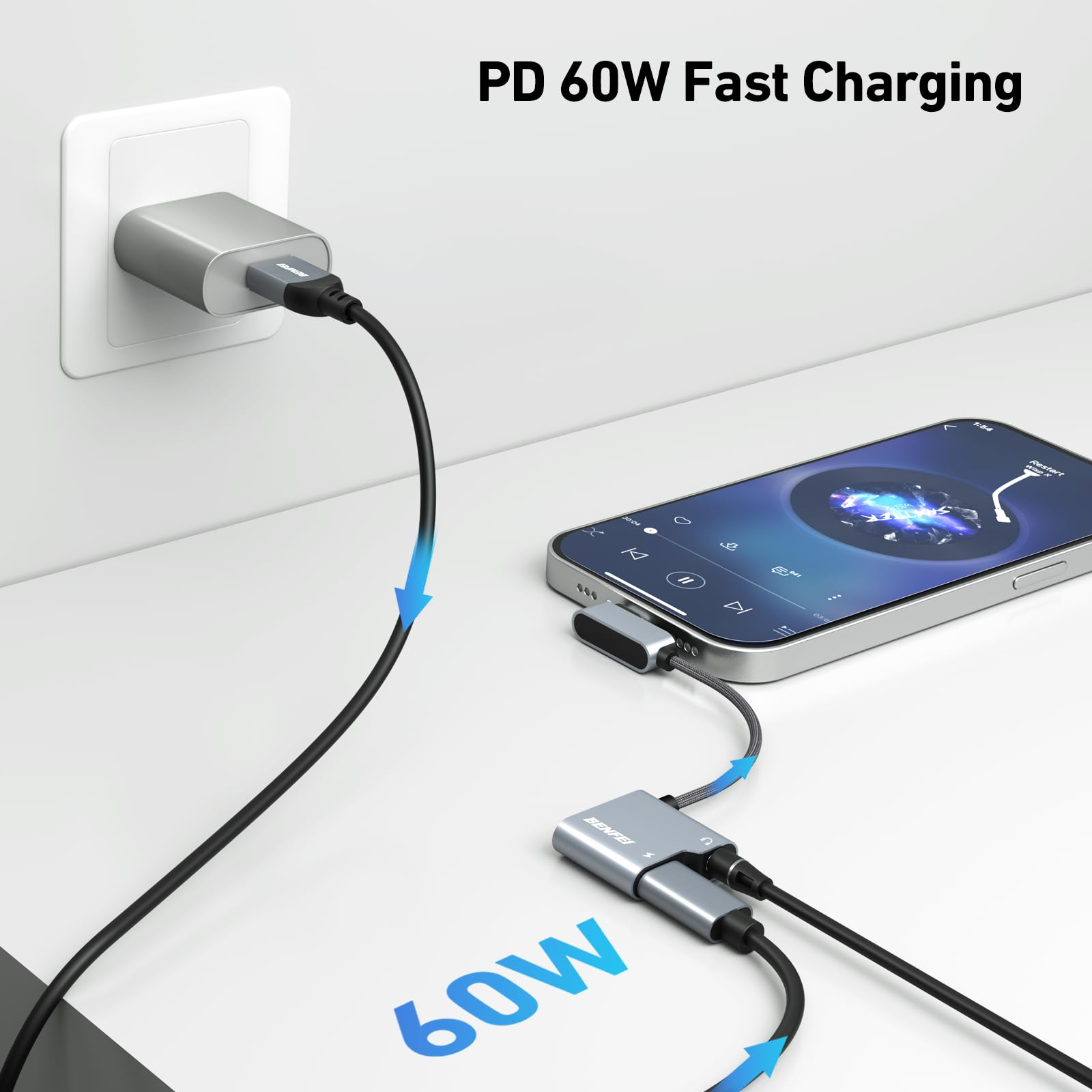Telefon wird mit einem grauen Adapter aufgeladen, der in eine Steckdose gesteckt ist, mit dem Text „PD 60W Fast Charging“.