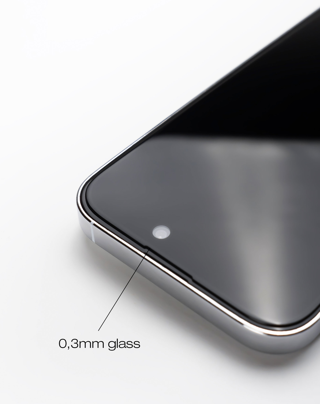 Eine Nahaufnahme einer schwarzen Smartphone-Ecke mit silbernem Rahmen, die den 0,3 mm dicken Displayschutz aus Glas zeigt.