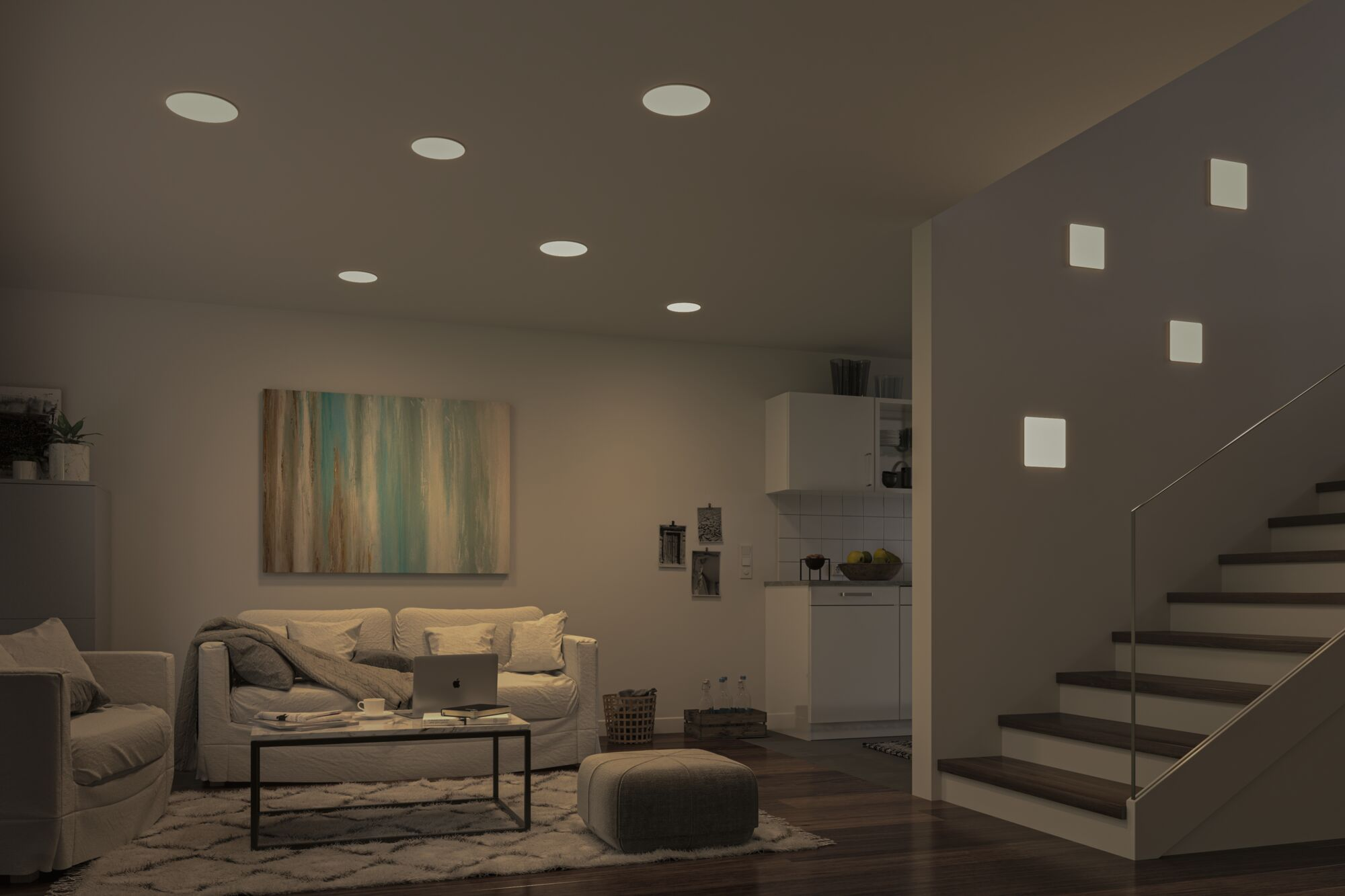 Wohnzimmer mit Sofa, Gemälde und Treppe. Einbaustrahler an der Decke, die eine gemütliche Atmosphäre schaffen.