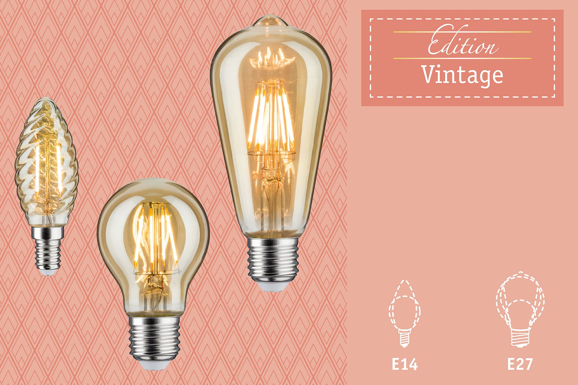 Drei Glühbirnen im Vintage-Stil mit sichtbaren Glühfäden vor einem gemusterten Hintergrund.