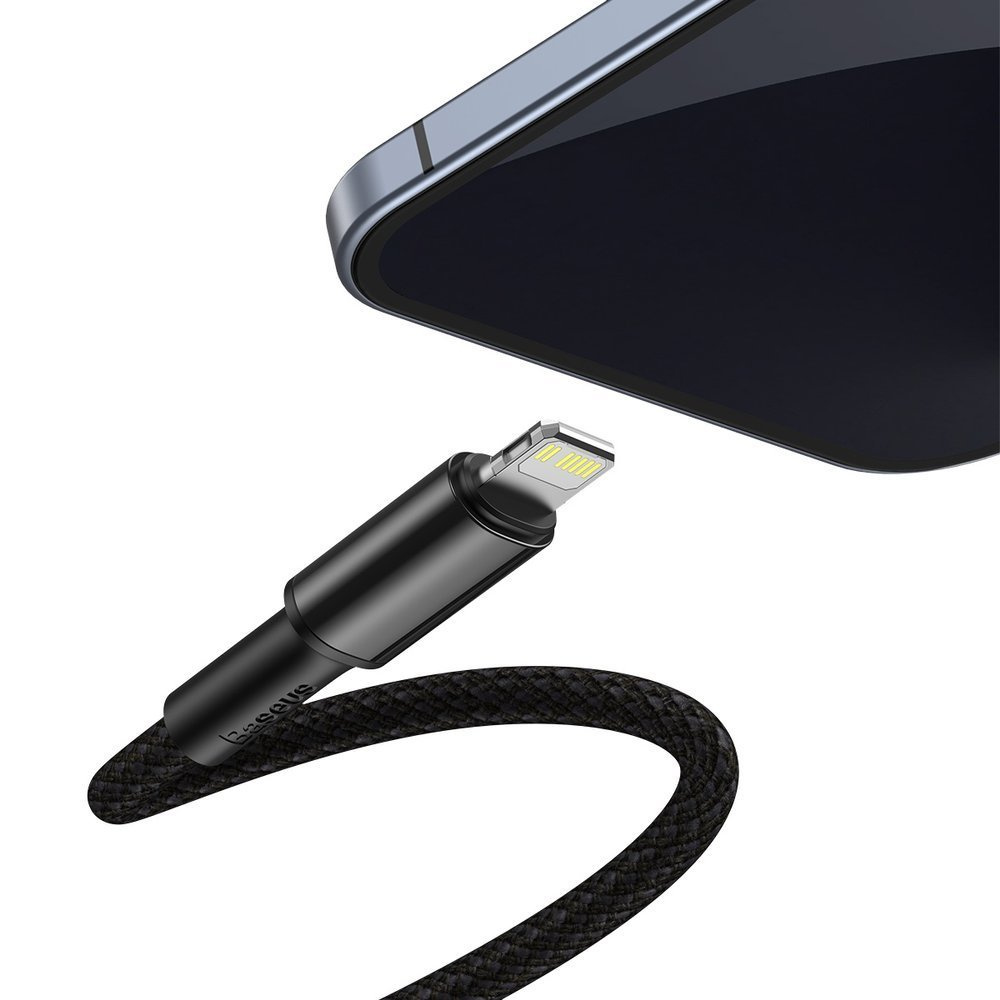 Kabel Lightning podłączony do telefonu. Czarny kabel, srebrne złącze.