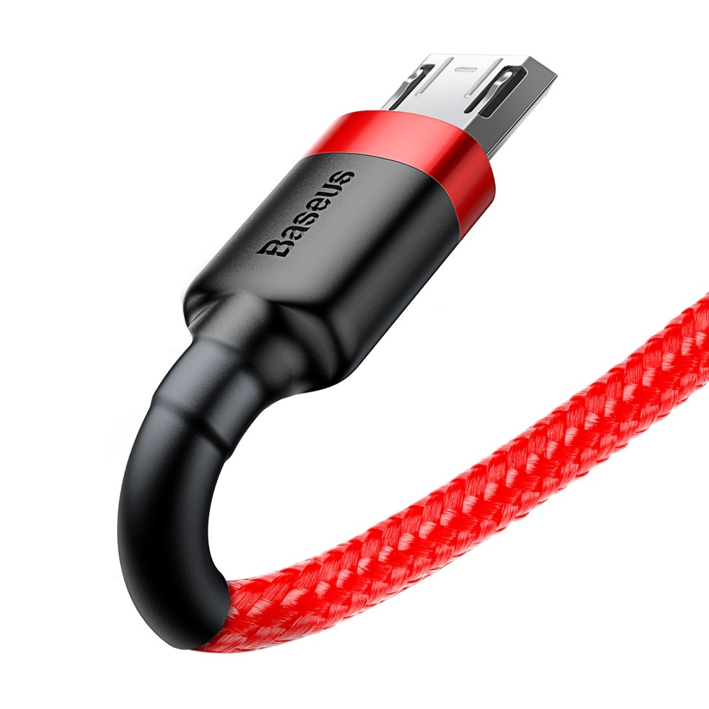 Zbliżenie czerwonego, plecionego kabla USB z czarnym złączem micro-USB i czerwonym akcentem.