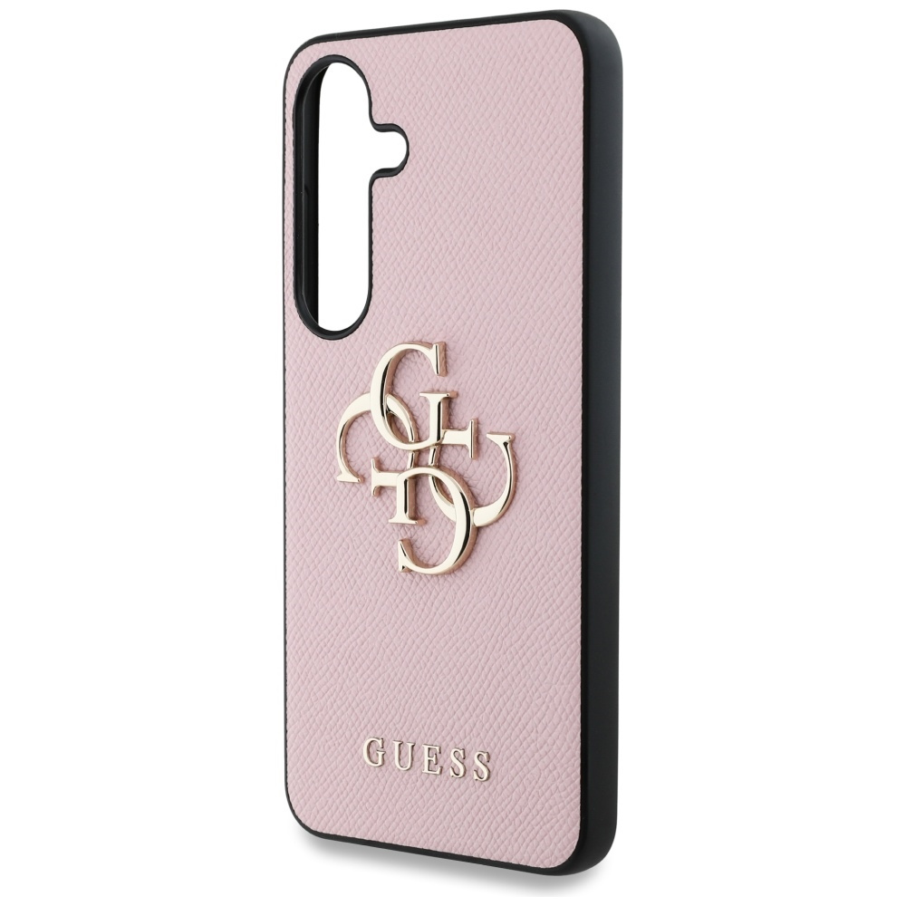 Una custodia rosa per telefono con logo Guess dorato, con un ritaglio per la fotocamera e una cornice nera su uno sfondo bianco.