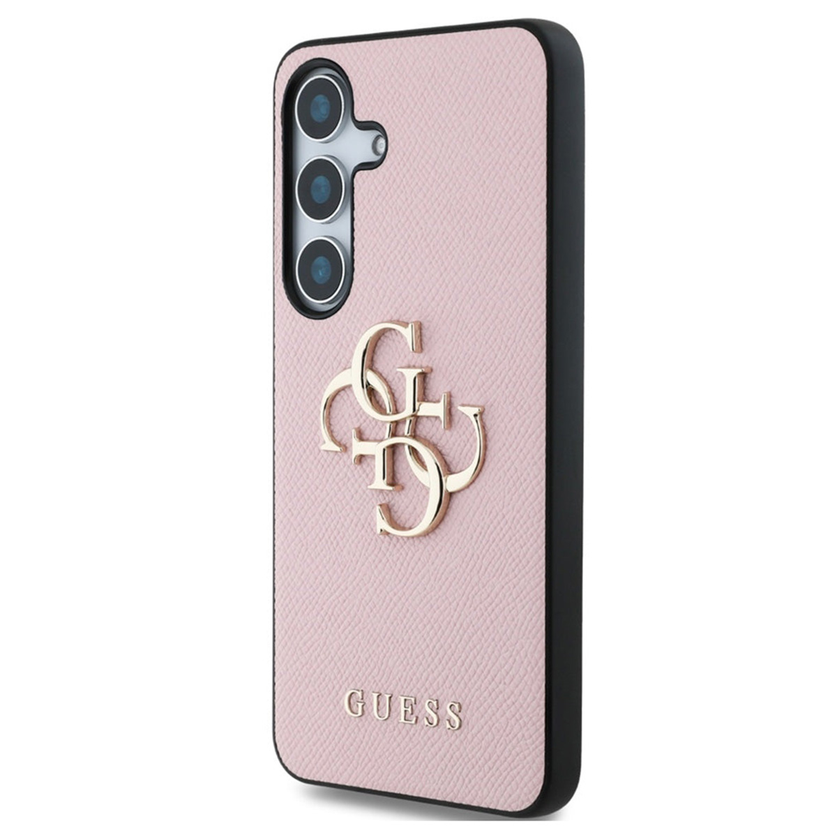 Una custodia rosa per telefono con logo Guess dorato, con obiettivi della fotocamera e una cornice nera su uno sfondo bianco.