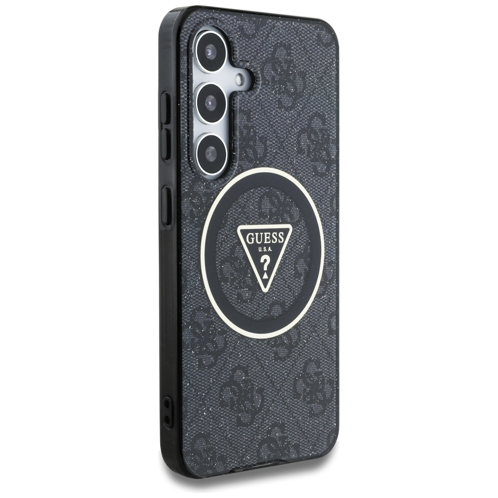 Un telefono con custodia Guess nera, logo Guess e tre fotocamere.