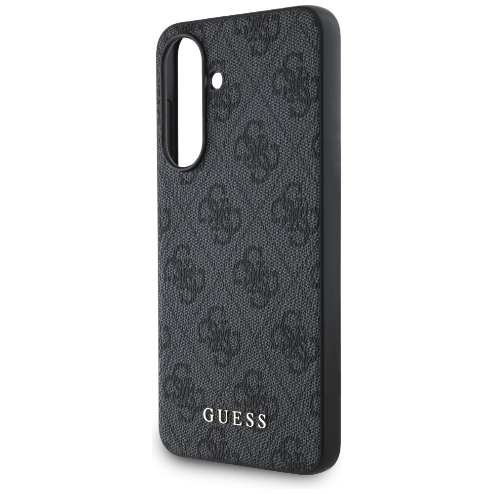 Czarne etui na telefon Guess z wzorem logo, wycięciem na aparat i bocznymi przyciskami, na białym tle.