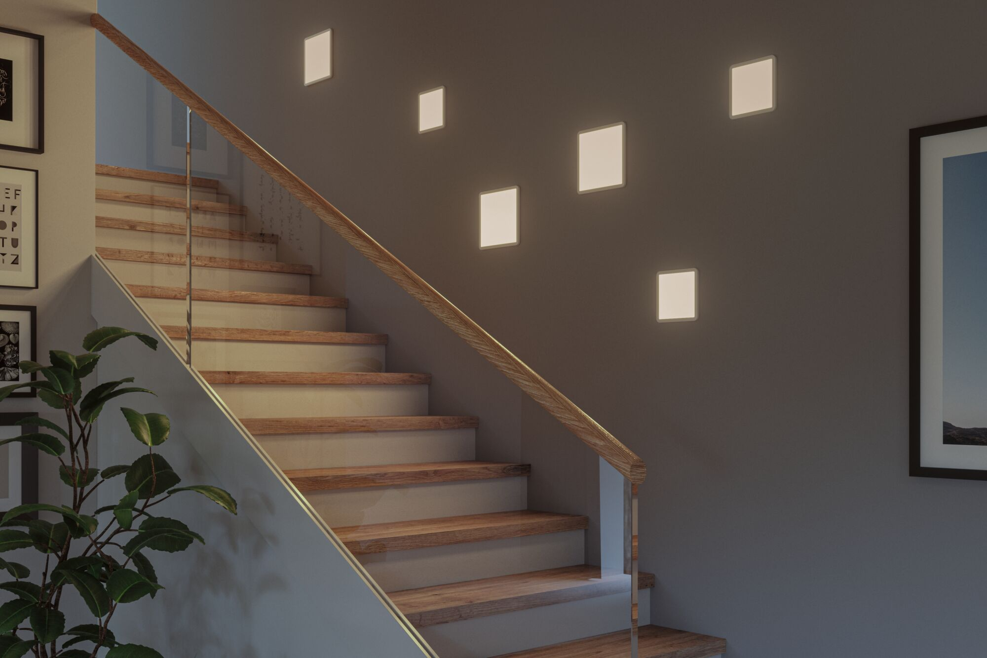 Eine Treppe mit Holzstufen, einem Glasgeländer und quadratischen Lichtern an der Wand.