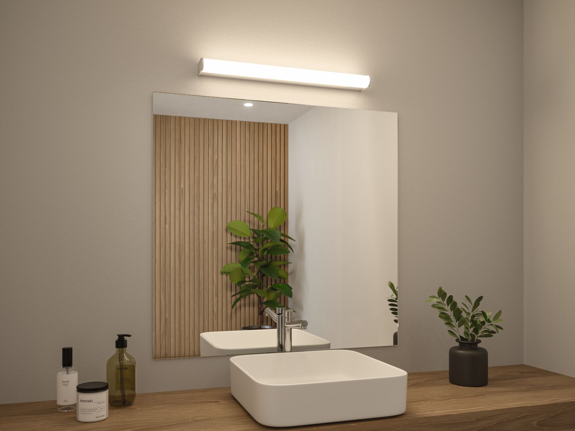 Badezimmer mit Spiegel, Holzverkleidung, Pflanzen und weißem Waschbecken auf Holz.