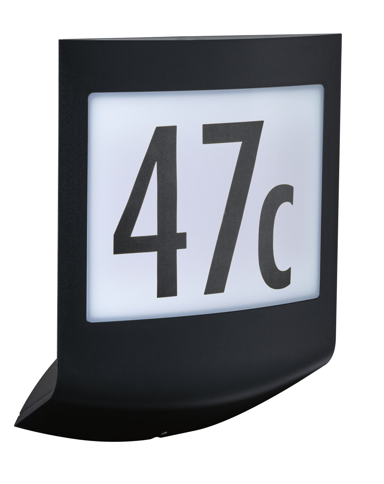 Schwarzes, gebogenes Schild mit weißem Quadrat, das '47c' in Schwarz anzeigt. Isoliert auf Weiß.