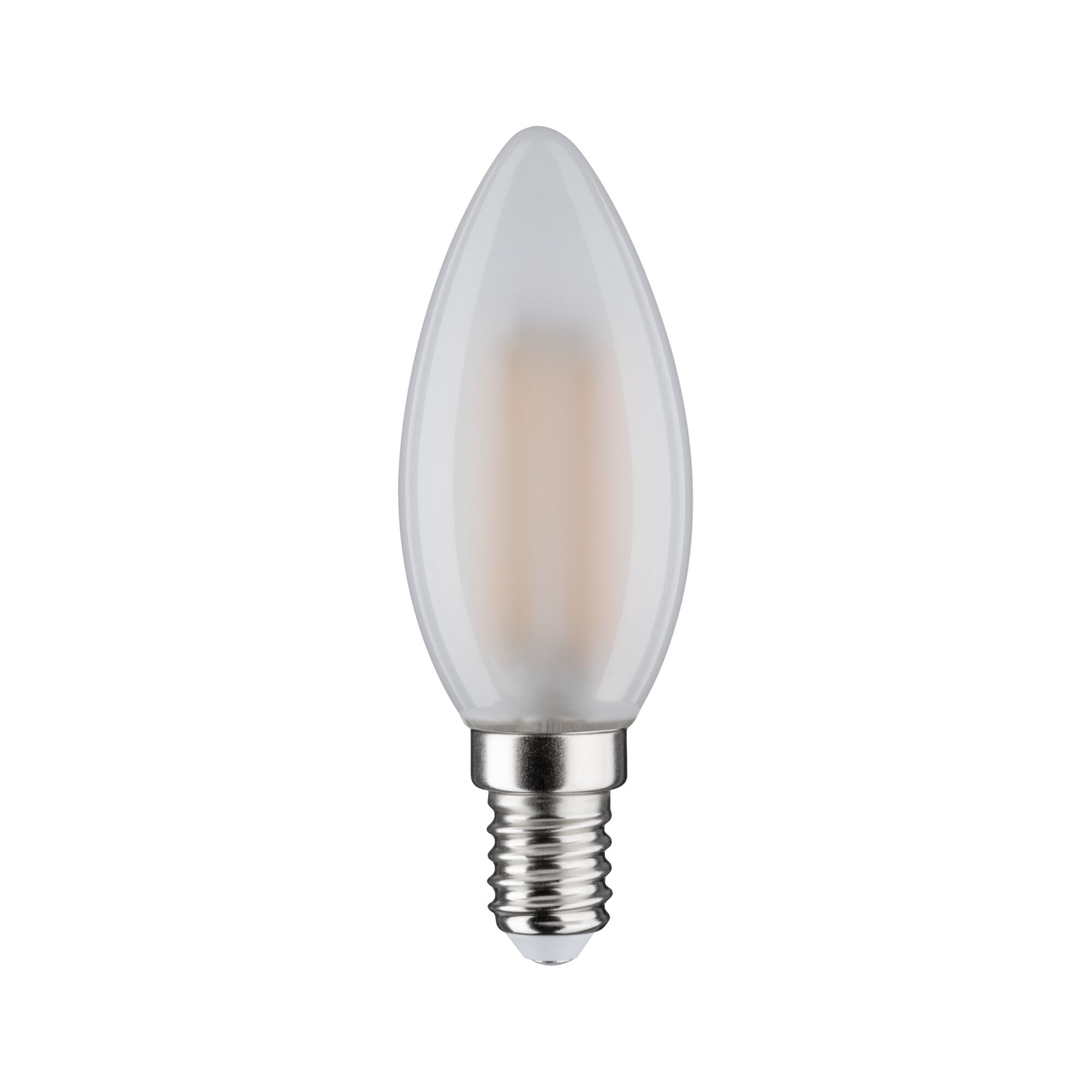 Eine weiße LED-Kerzenbirne mit silbernem Sockel vor weißem Hintergrund.