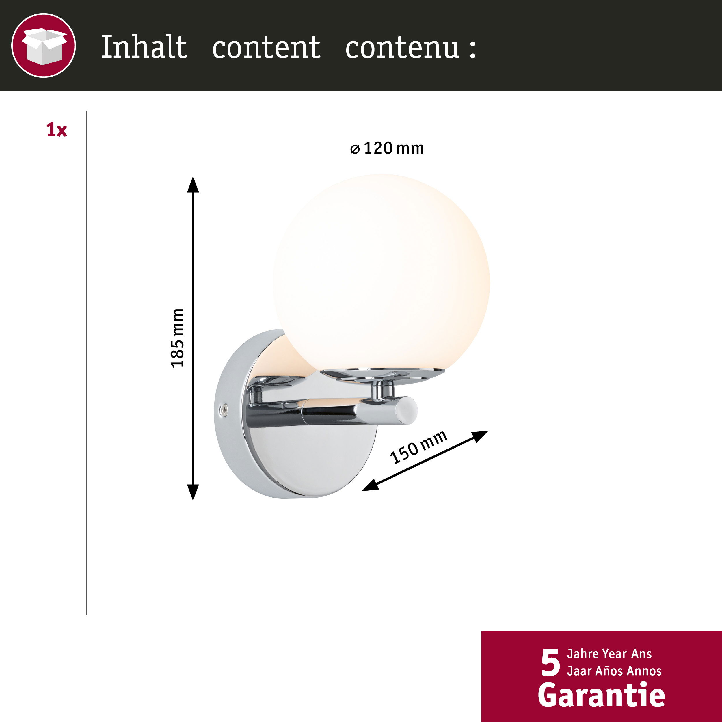 Eine verchromte Wandleuchte mit einer weißen Kugel wird vor einem weißen Hintergrund gezeigt.