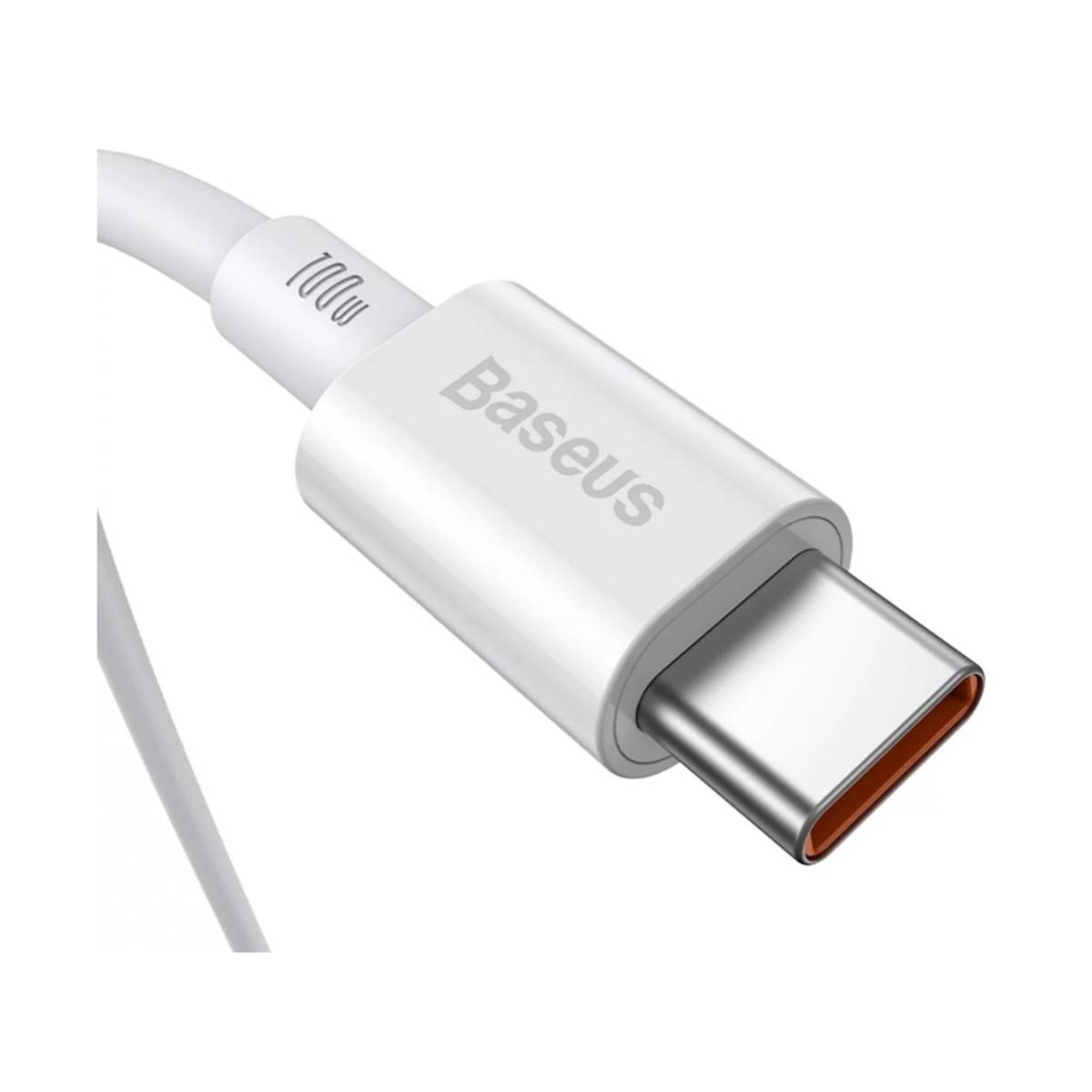 Zbliżenie białego złącza kabla do ładowania USB-C. Logo Baseus. Białe tło.