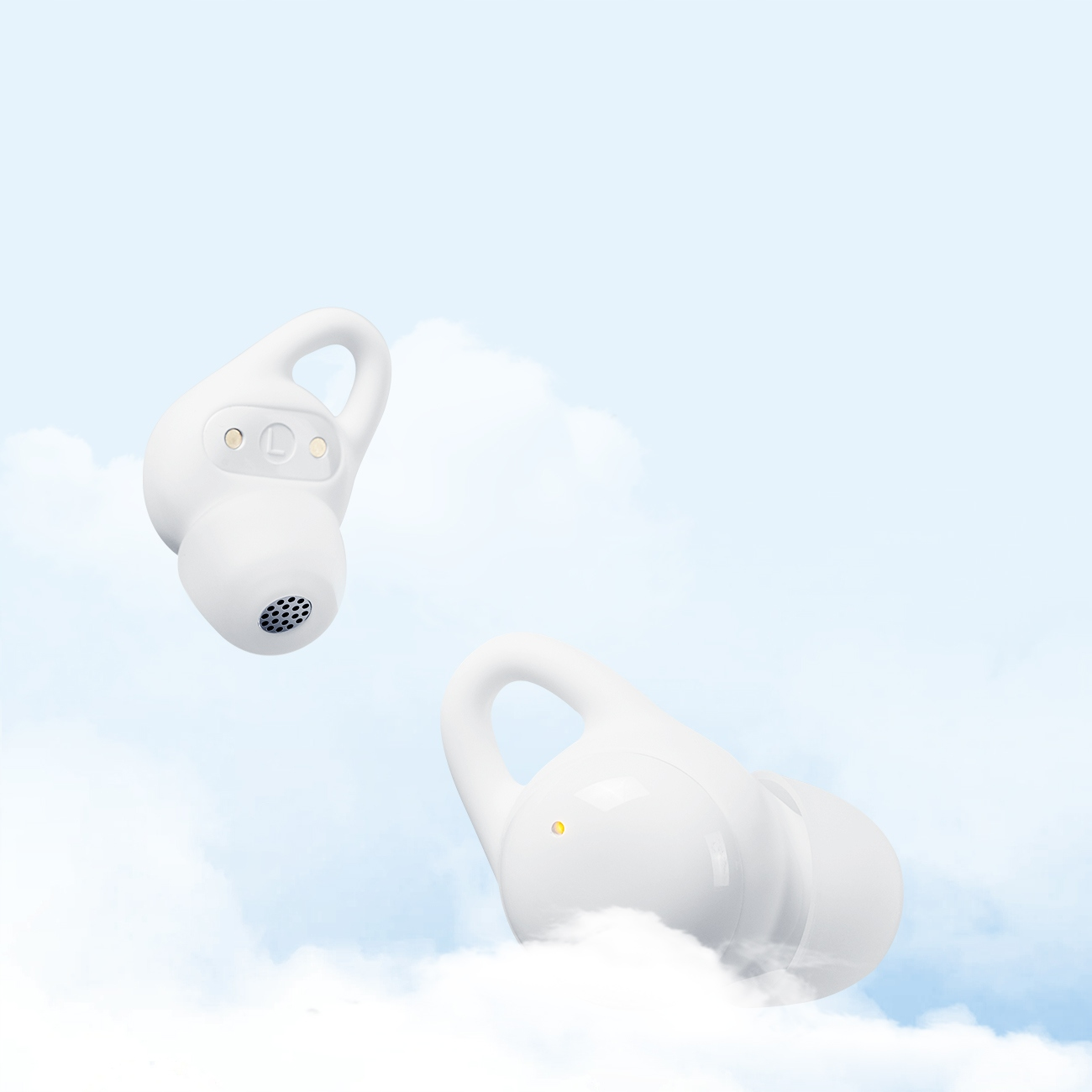 Dwie białe słuchawki unoszą się na tle pochmurnego, błękitnego nieba.