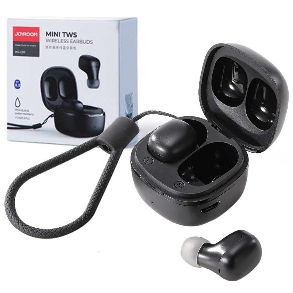 Czarny futerał na słuchawki jest otwarty, z widocznymi słuchawkami i smyczą, obok opakowania.