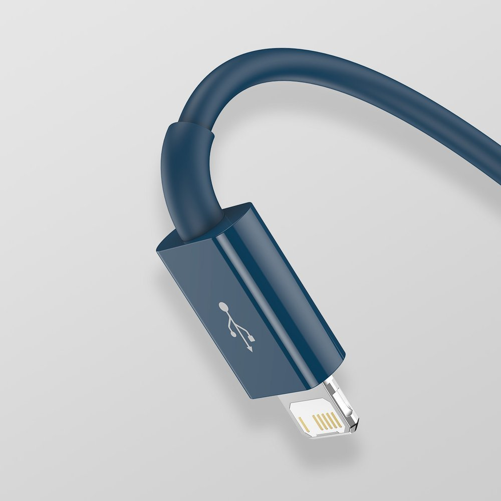 Primo piano di un cavo Lightning blu con un connettore USB su uno sfondo bianco.