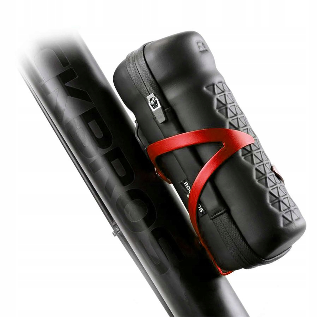 Czarna rama roweru z przymocowaną czarno-czerwoną torbą ROCKBROS, ustawiona pod kątem na jasnym tle.